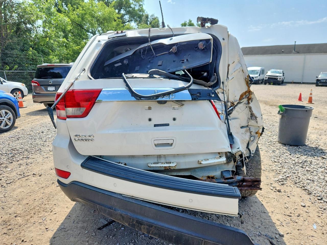 2011 Jeep Grand Cherokee Laredo White vin: 1J4RR4GG7BC544272