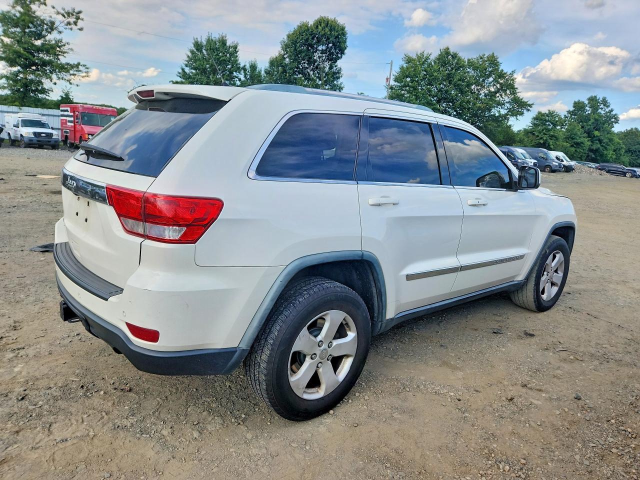 2011 Jeep Grand Cherokee Laredo White vin: 1J4RR4GG7BC544448
