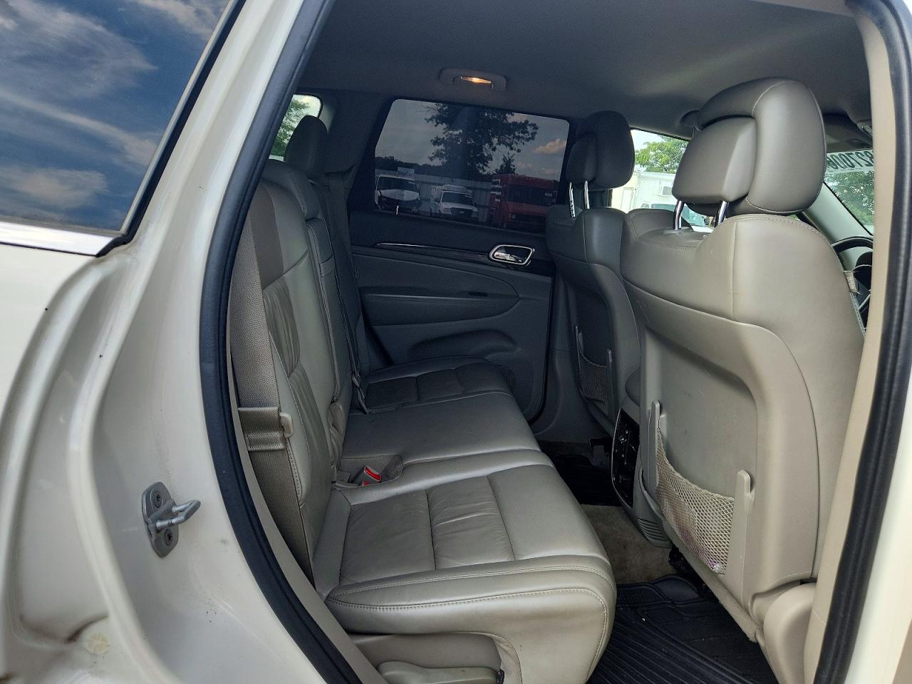 2011 Jeep Grand Cherokee Laredo White vin: 1J4RR4GG7BC544448