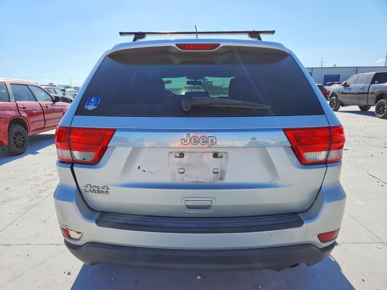 2011 Jeep Grand Cherokee Laredo Серебряный vin: 1J4RR4GG7BC553117