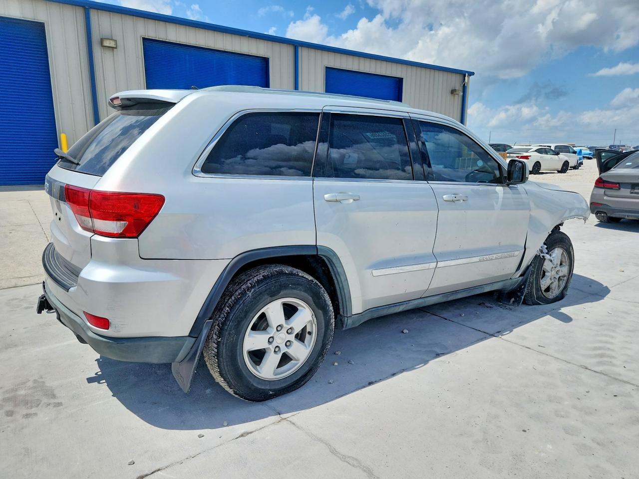 2011 Jeep Grand Cherokee Laredo Серебряный vin: 1J4RR4GG7BC577076