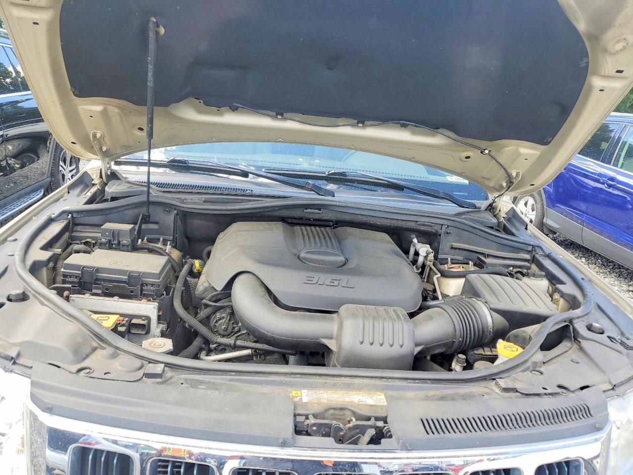 2011 Jeep Grand Cherokee Laredo Желто-коричневый vin: 1J4RR4GG7BC601151