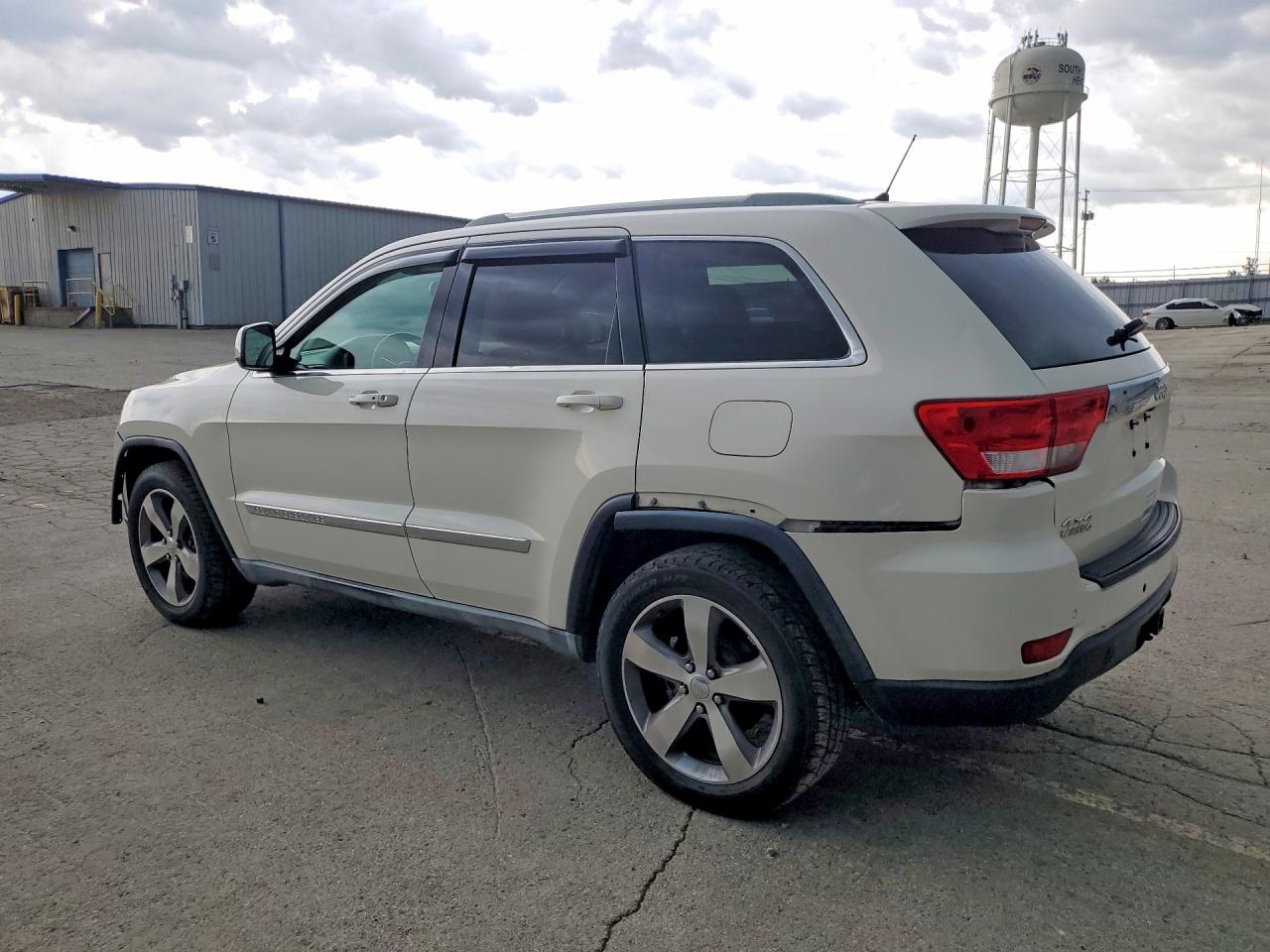 2011 Jeep Grand Cherokee Laredo White vin: 1J4RR4GG7BC673063