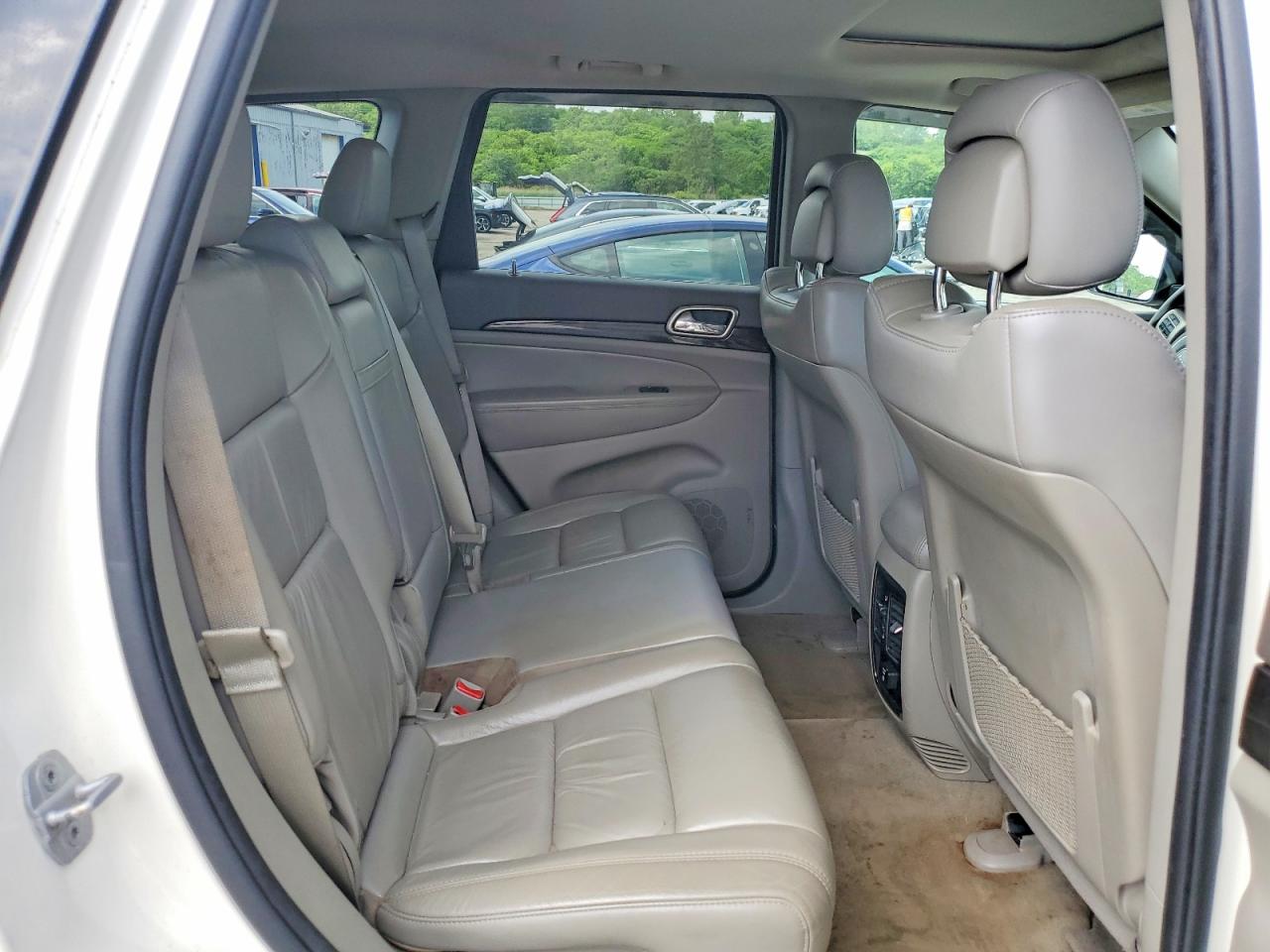 2011 Jeep Grand Cherokee Laredo White vin: 1J4RR4GG7BC673063