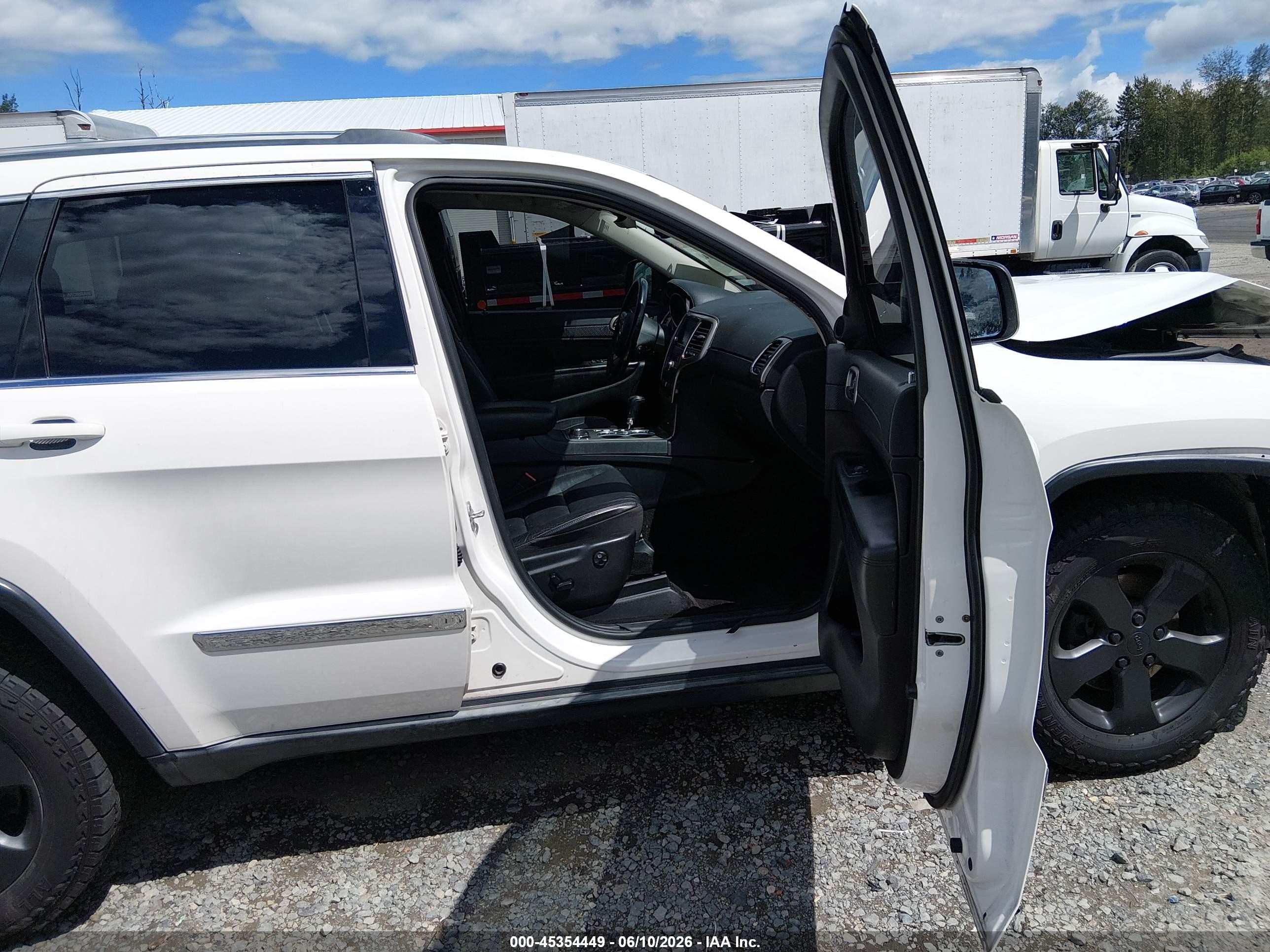 2011 Jeep Grand Cherokee Laredo Белый vin: 1J4RR4GG7BC737781