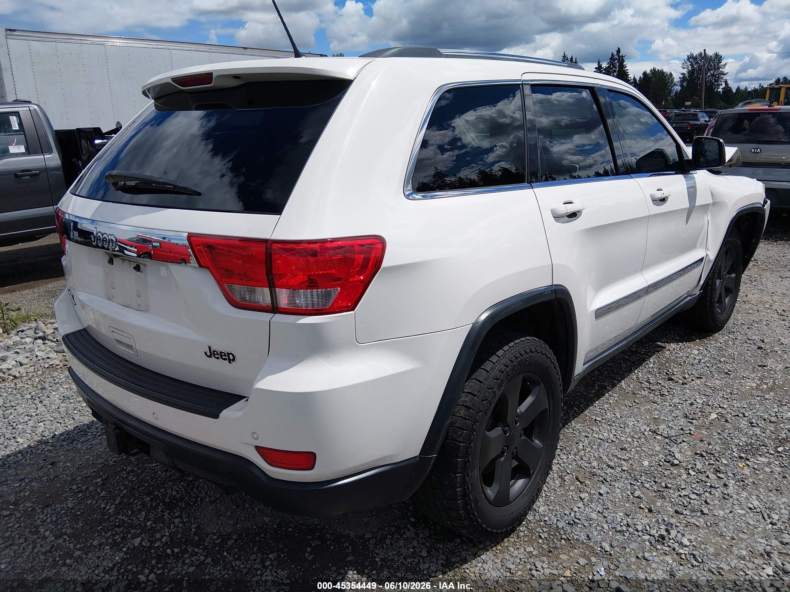 2011 Jeep Grand Cherokee Laredo Белый vin: 1J4RR4GG7BC737781