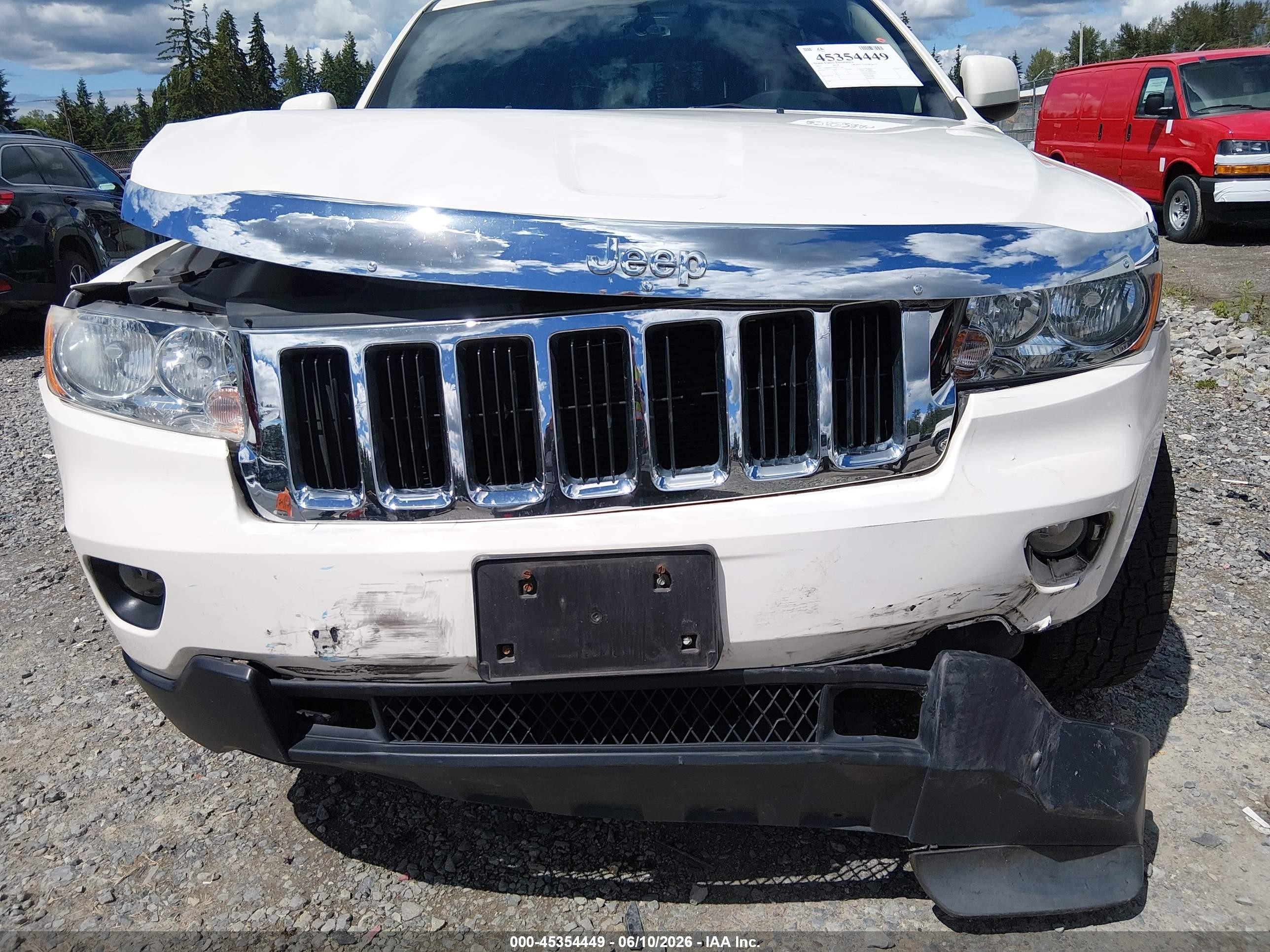 2011 Jeep Grand Cherokee Laredo Белый vin: 1J4RR4GG7BC737781