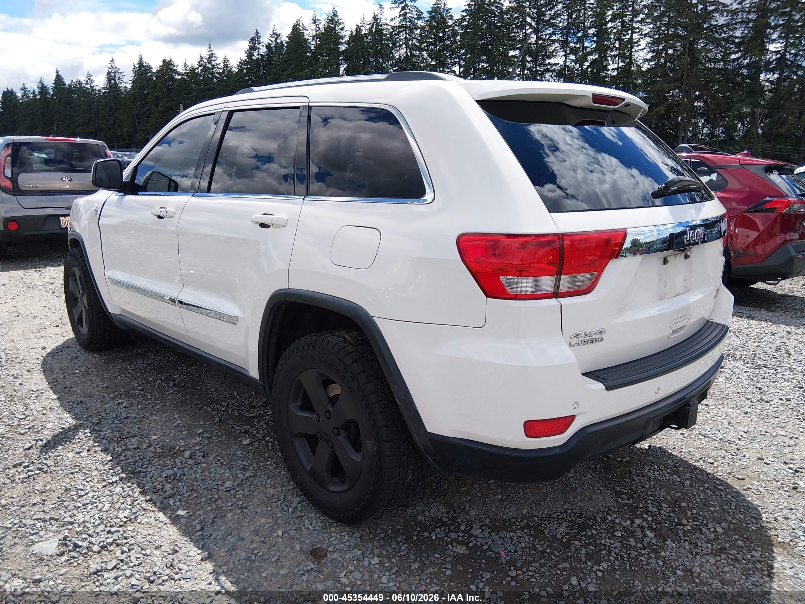 2011 Jeep Grand Cherokee Laredo Белый vin: 1J4RR4GG7BC737781