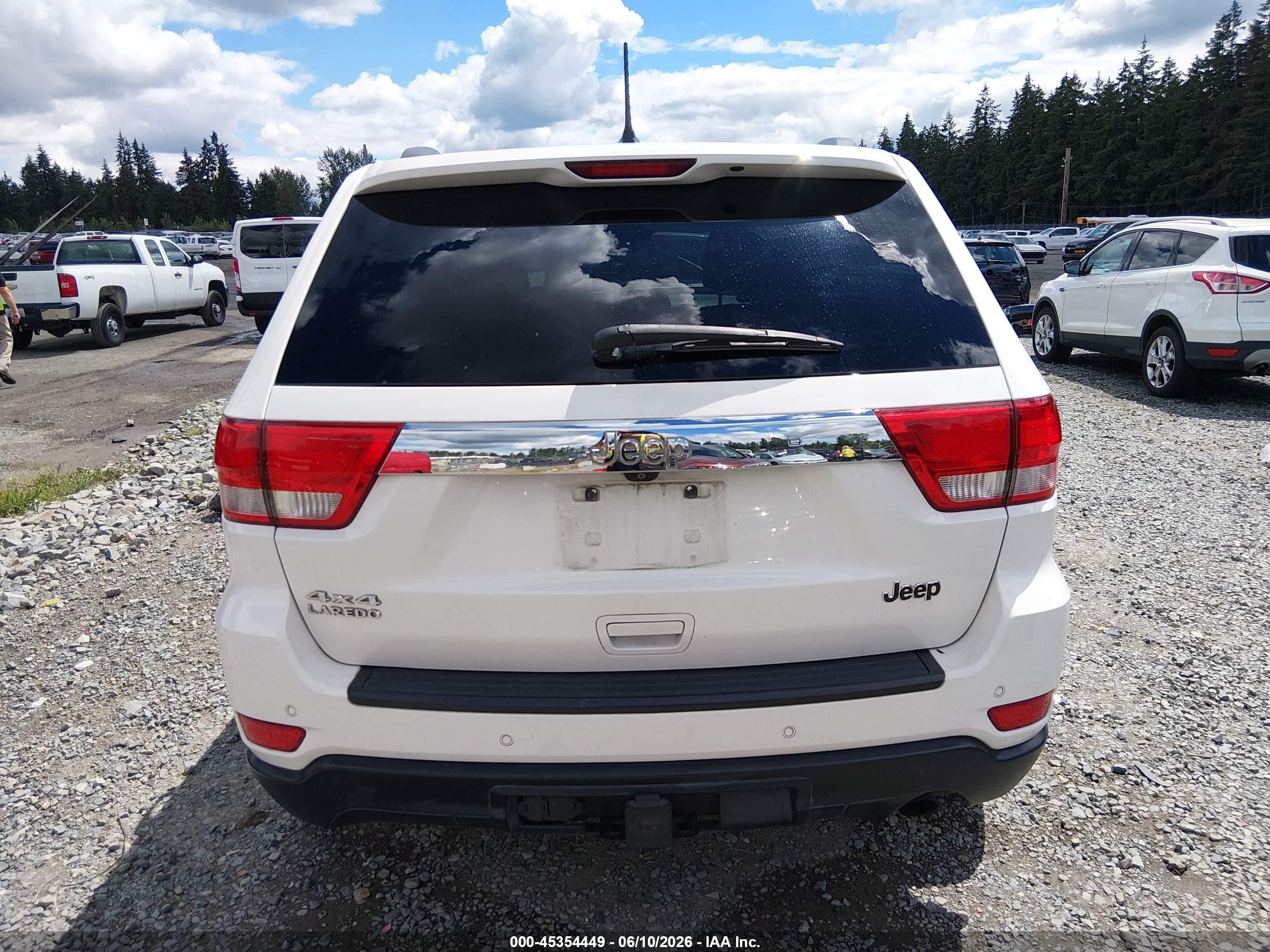2011 Jeep Grand Cherokee Laredo Белый vin: 1J4RR4GG7BC737781