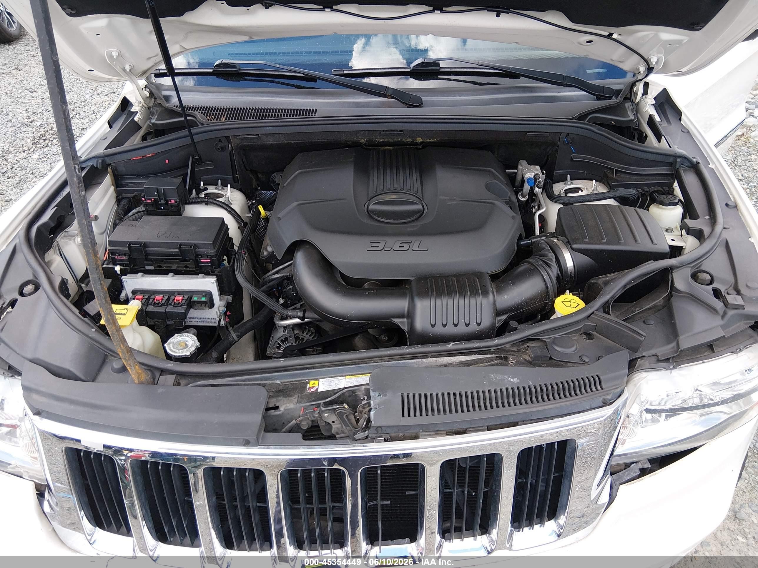 2011 Jeep Grand Cherokee Laredo Белый vin: 1J4RR4GG7BC737781