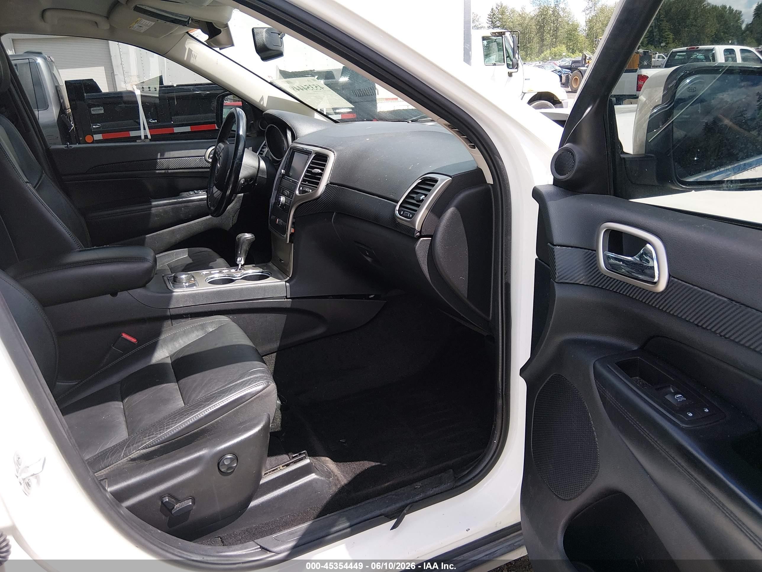 2011 Jeep Grand Cherokee Laredo Белый vin: 1J4RR4GG7BC737781