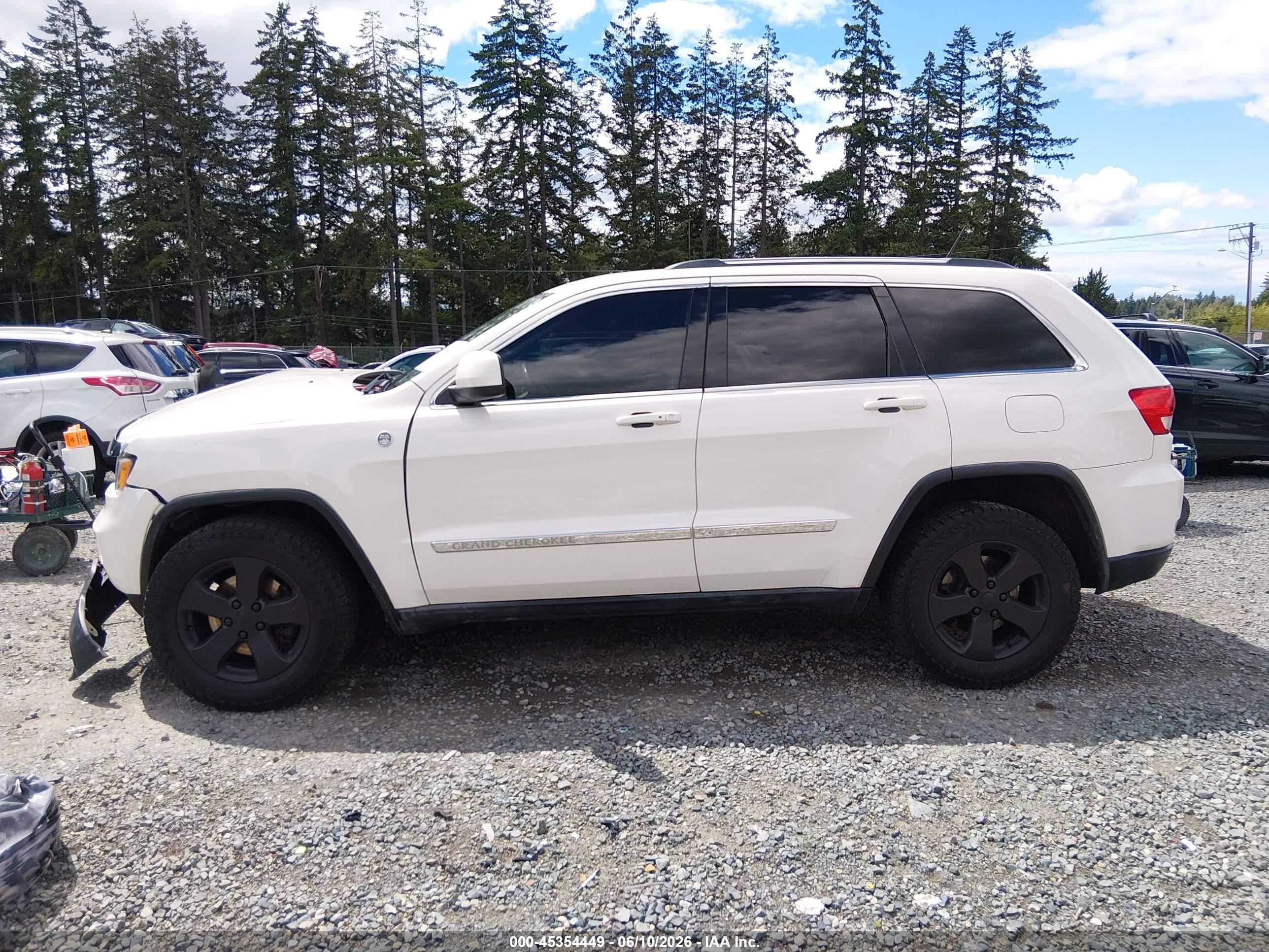 2011 Jeep Grand Cherokee Laredo Белый vin: 1J4RR4GG7BC737781