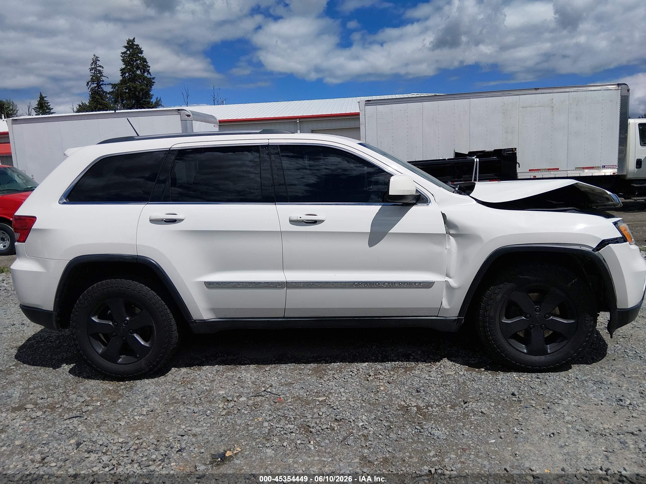 2011 Jeep Grand Cherokee Laredo Белый vin: 1J4RR4GG7BC737781