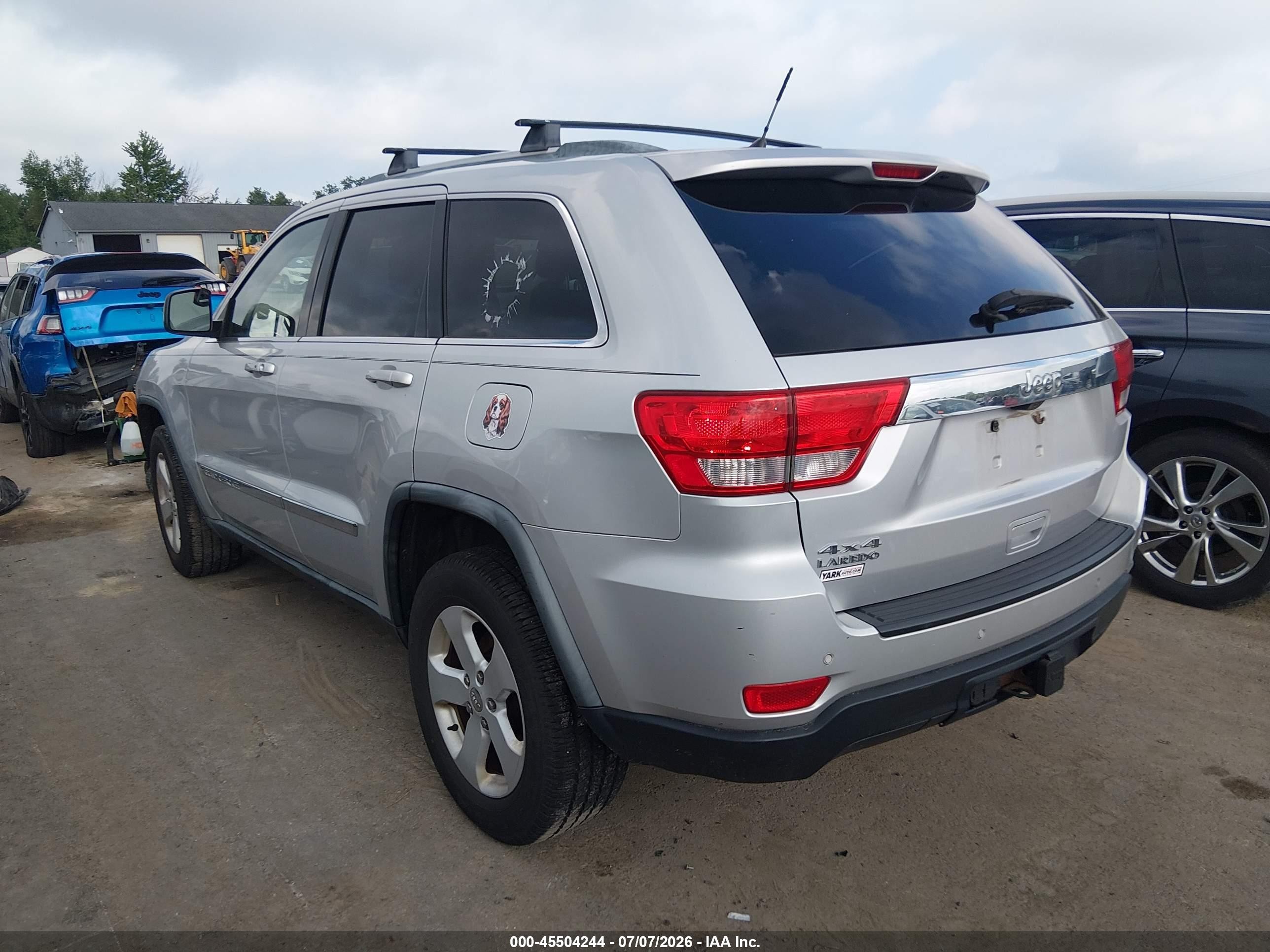 2011 Jeep Grand Cherokee Laredo Silver vin: 1J4RR4GG7BC738784