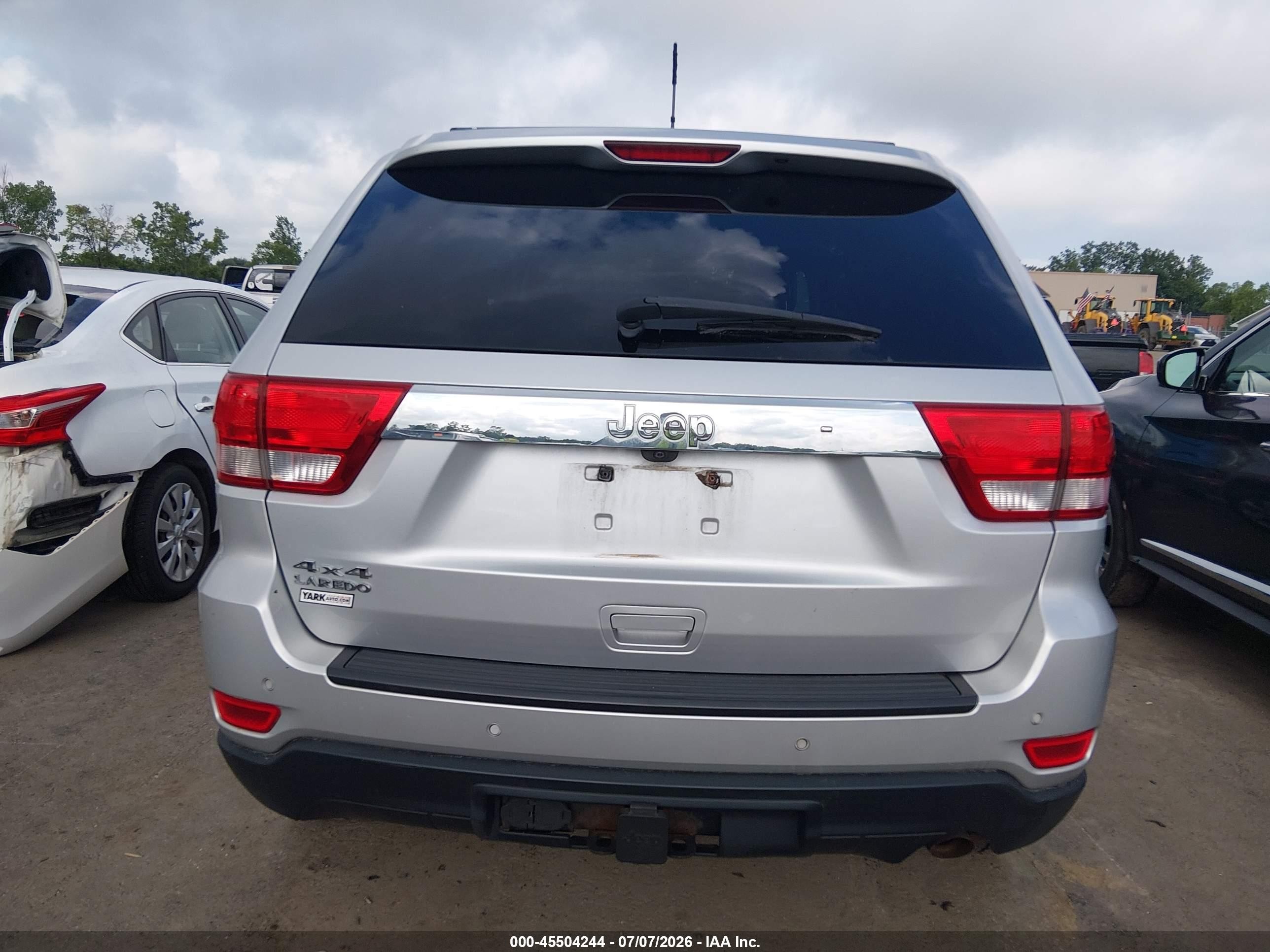 2011 Jeep Grand Cherokee Laredo Silver vin: 1J4RR4GG7BC738784