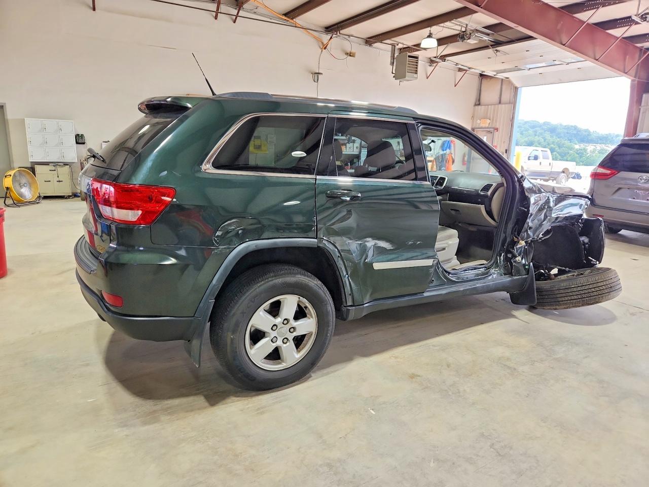 2011 Jeep Grand Cherokee Laredo Green vin: 1J4RR4GG8BC520482