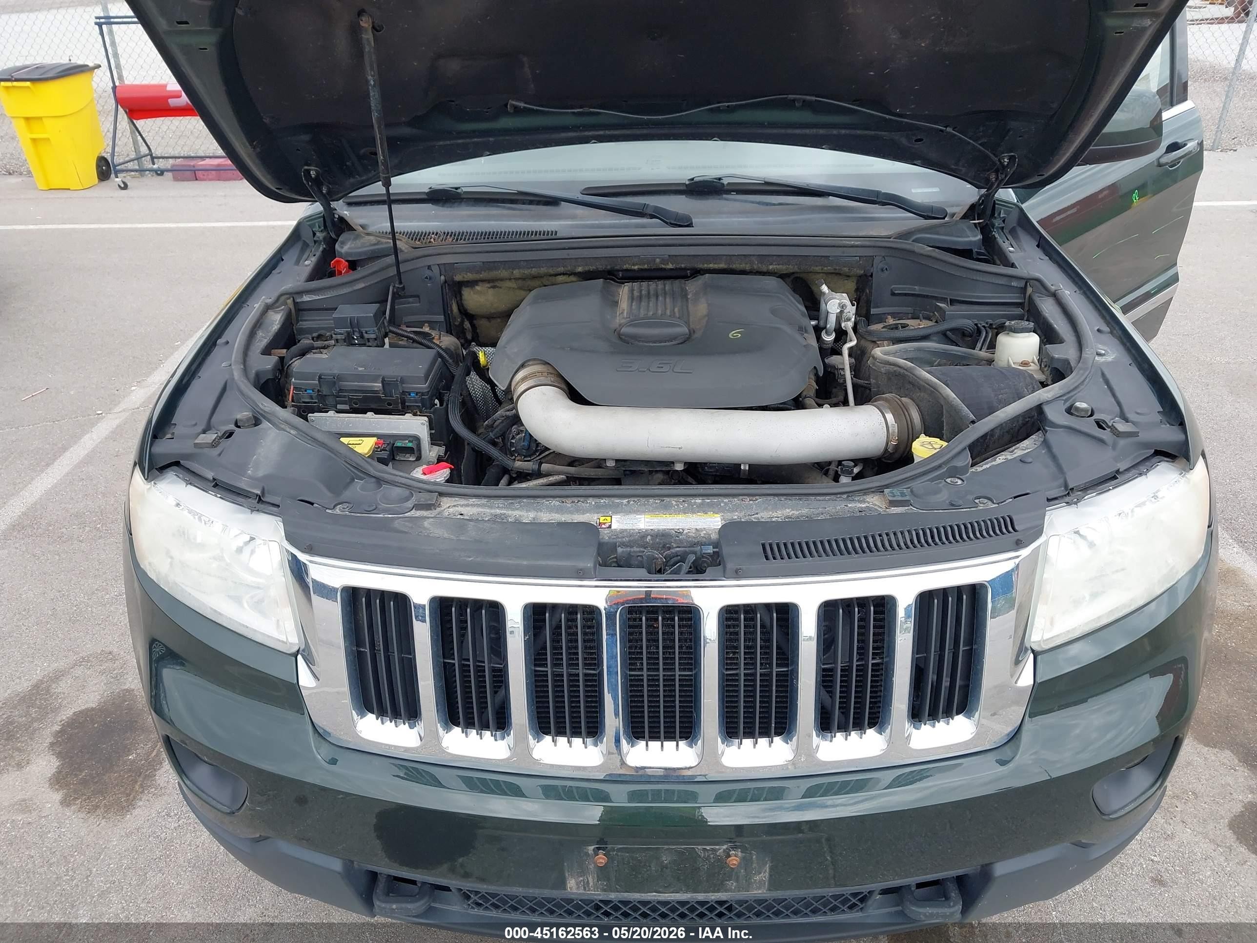 2011 Jeep Grand Cherokee Laredo Зеленый vin: 1J4RR4GG8BC552235
