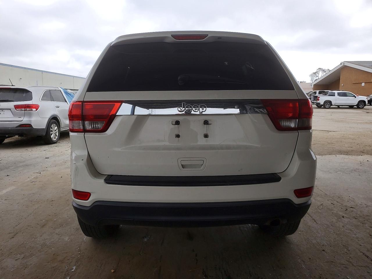 2011 Jeep Grand Cherokee Laredo White vin: 1J4RR4GG8BC640315