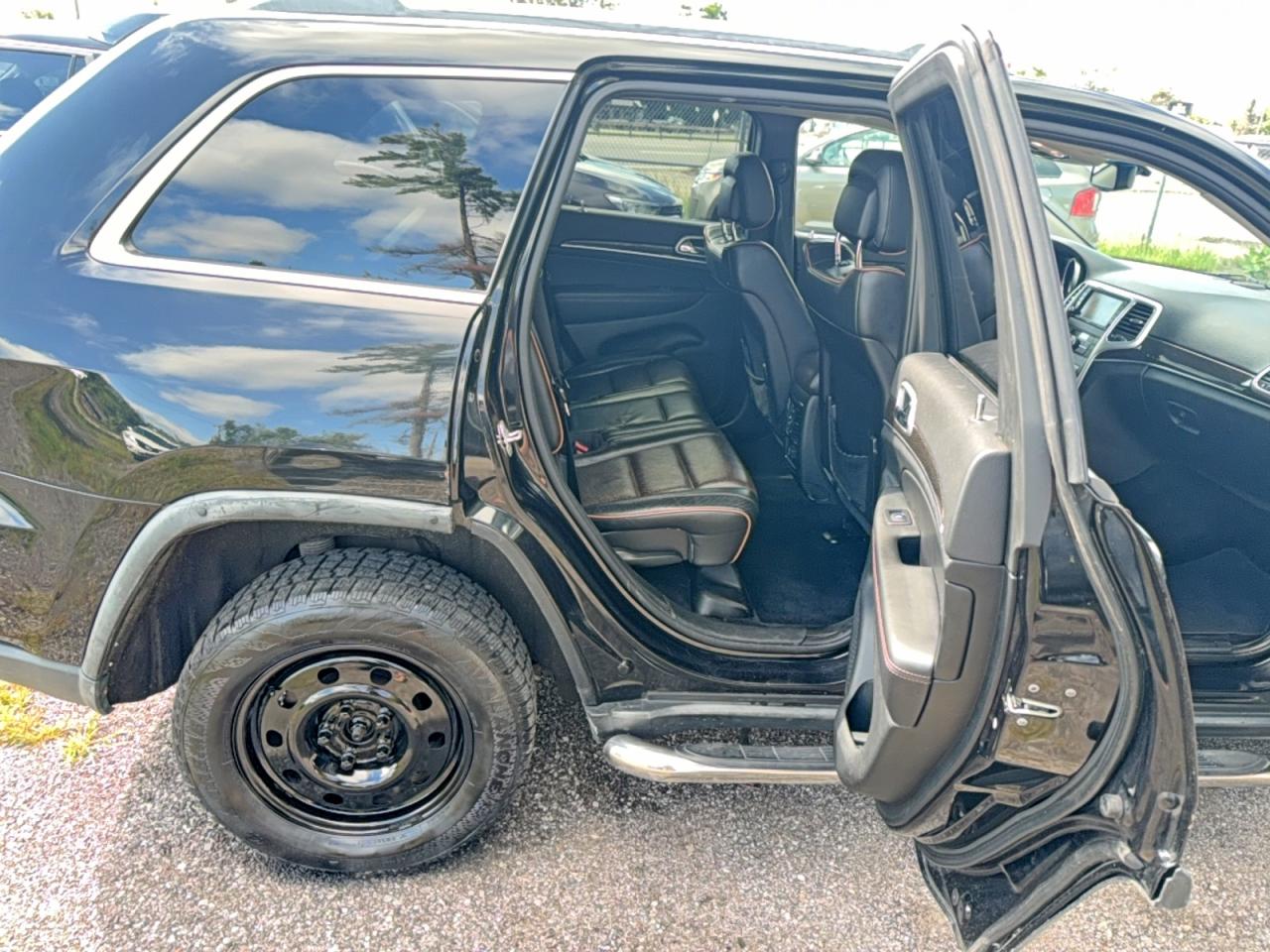 2011 Jeep Grand Cherokee Laredo Black vin: 1J4RR4GG8BC647877
