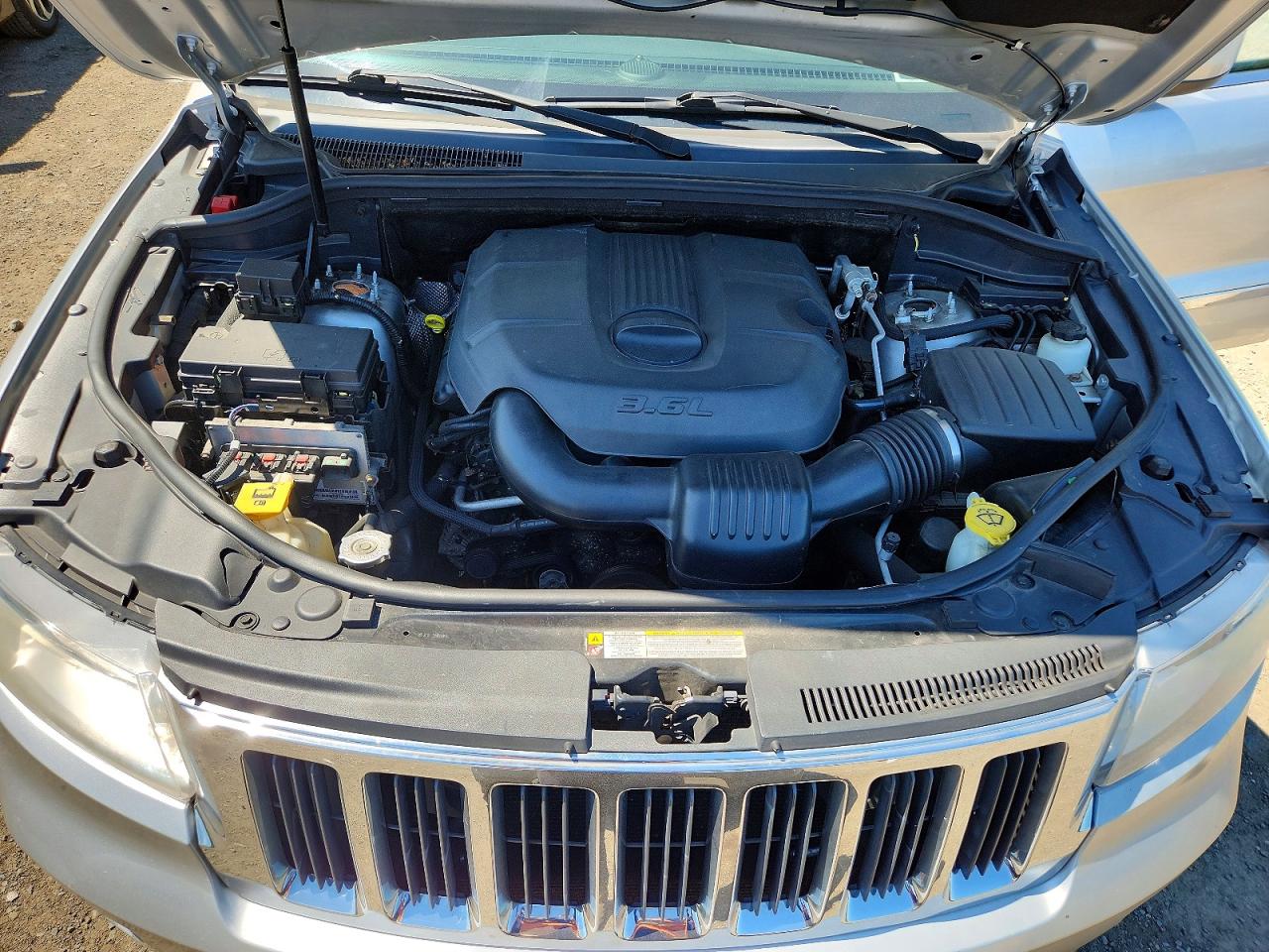 2011 Jeep Grand Cherokee Laredo Silver vin: 1J4RR4GG8BC684203