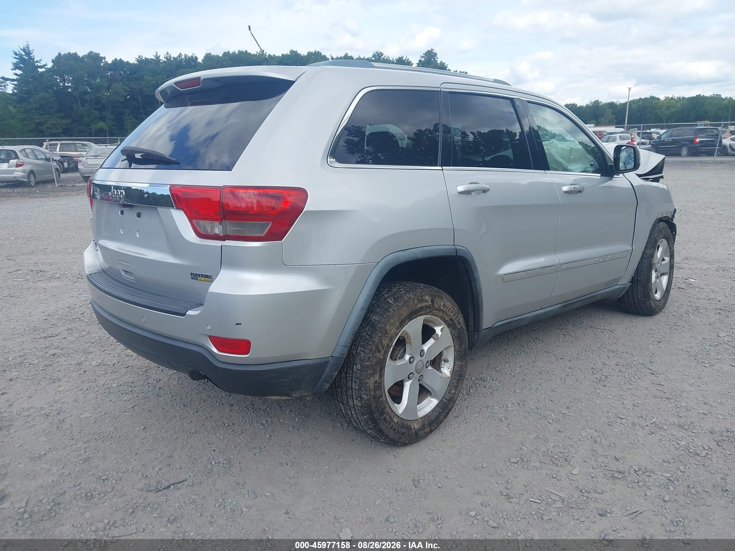 2011 Jeep Grand Cherokee Laredo Серебряный vin: 1J4RR4GG8BC738258