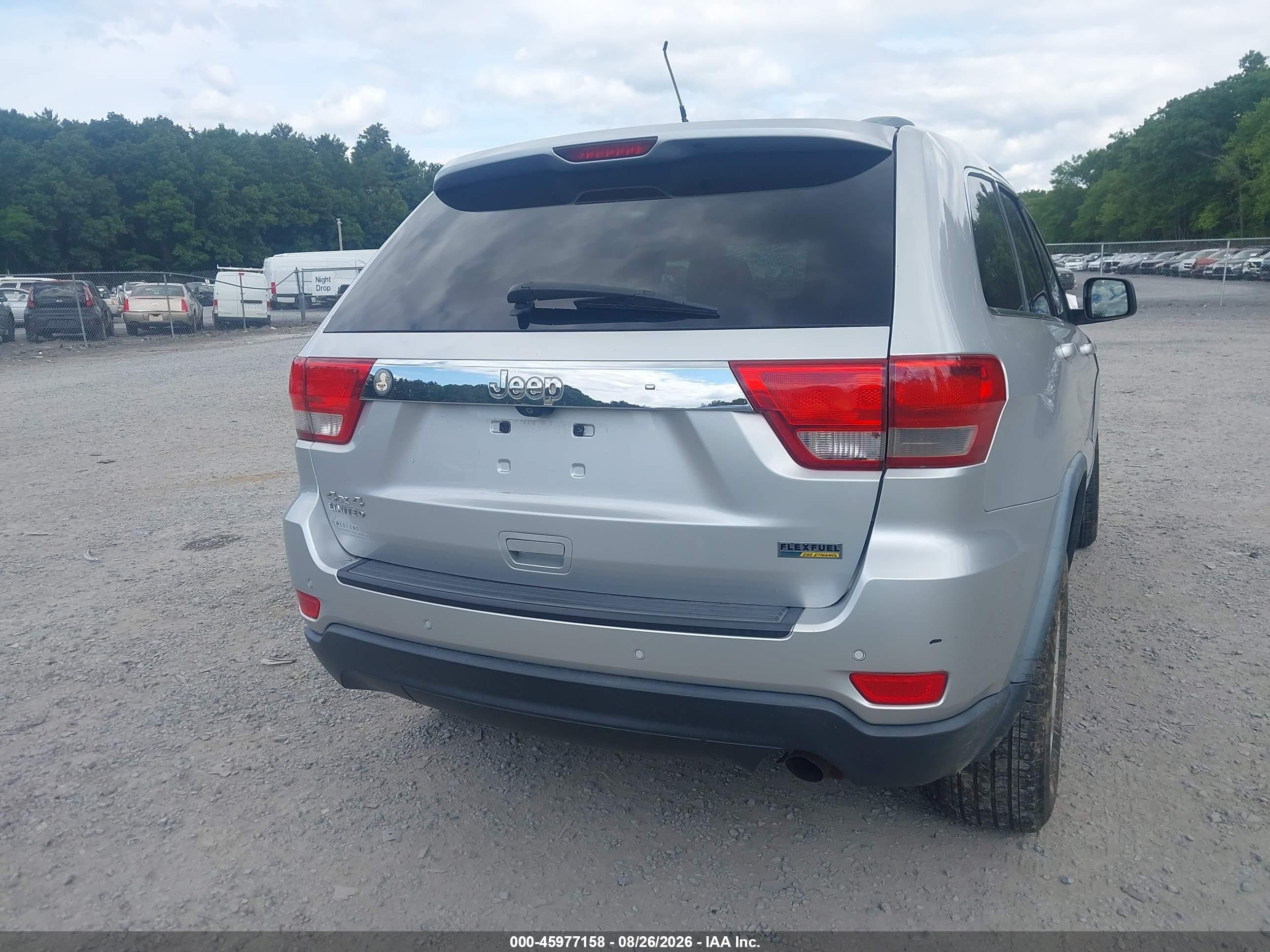 2011 Jeep Grand Cherokee Laredo Серебряный vin: 1J4RR4GG8BC738258
