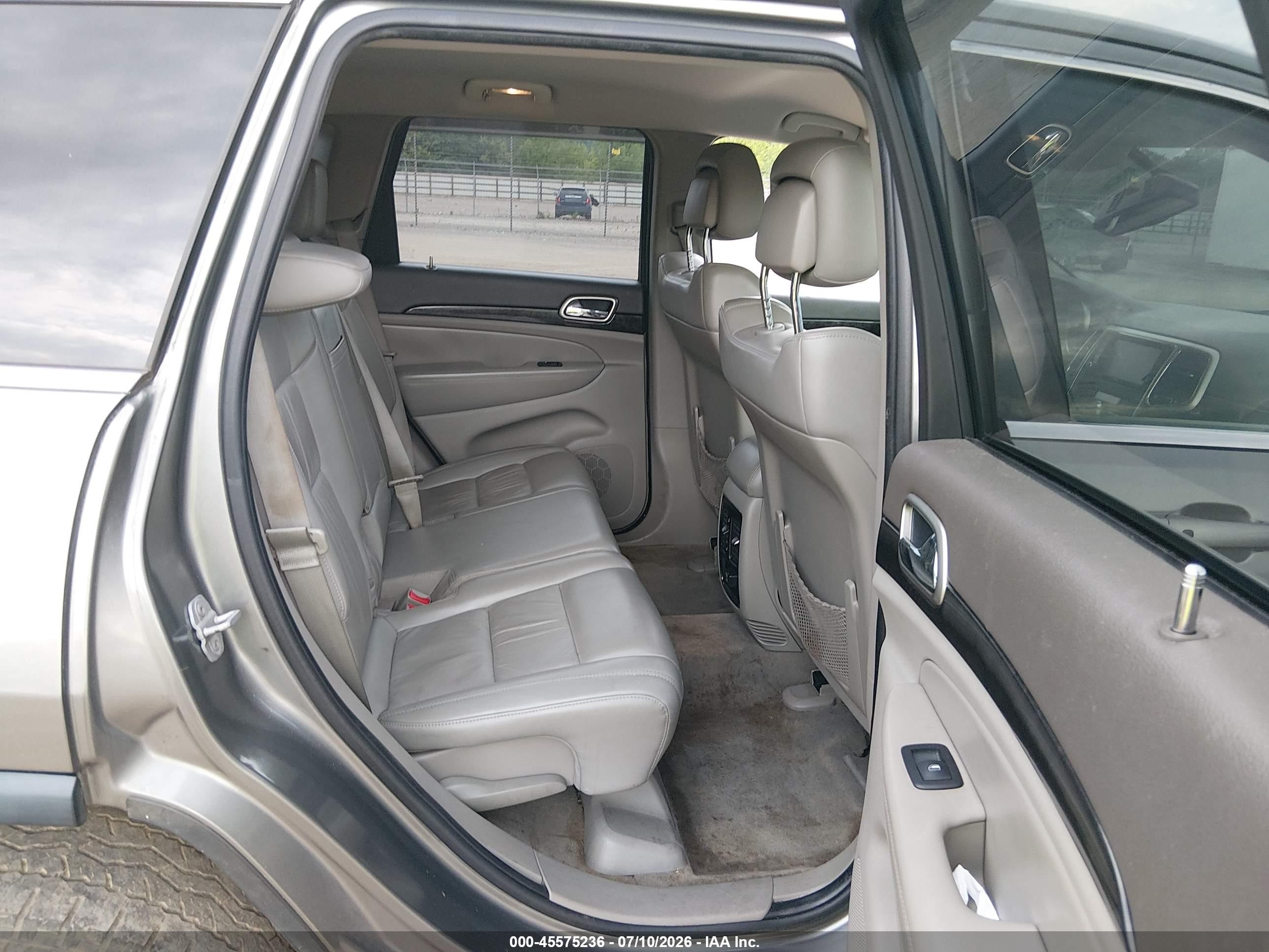 2011 Jeep Grand Cherokee Laredo Gray vin: 1J4RR4GG9BC576849