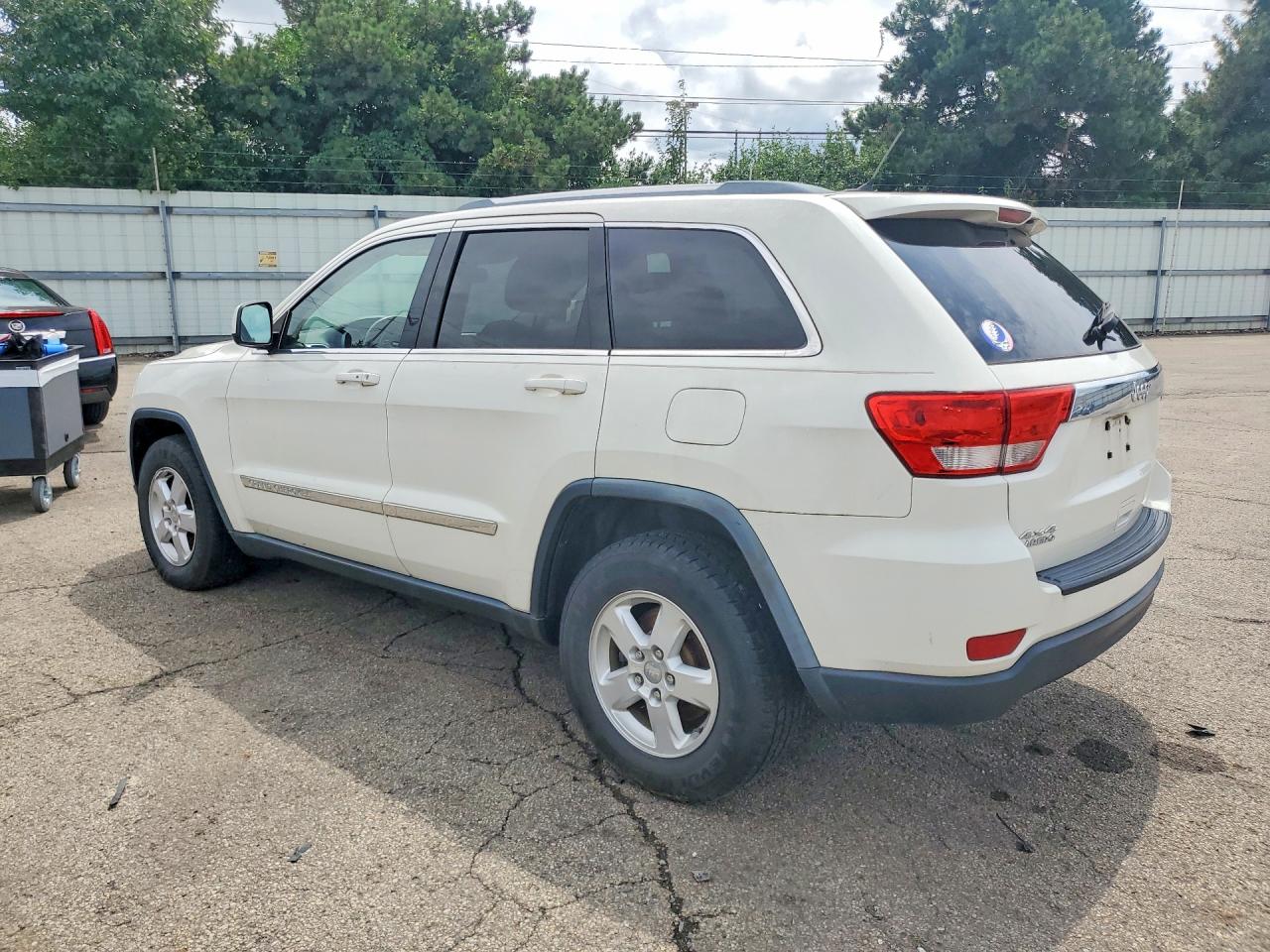 2011 Jeep Grand Cherokee Laredo White vin: 1J4RR4GG9BC655339