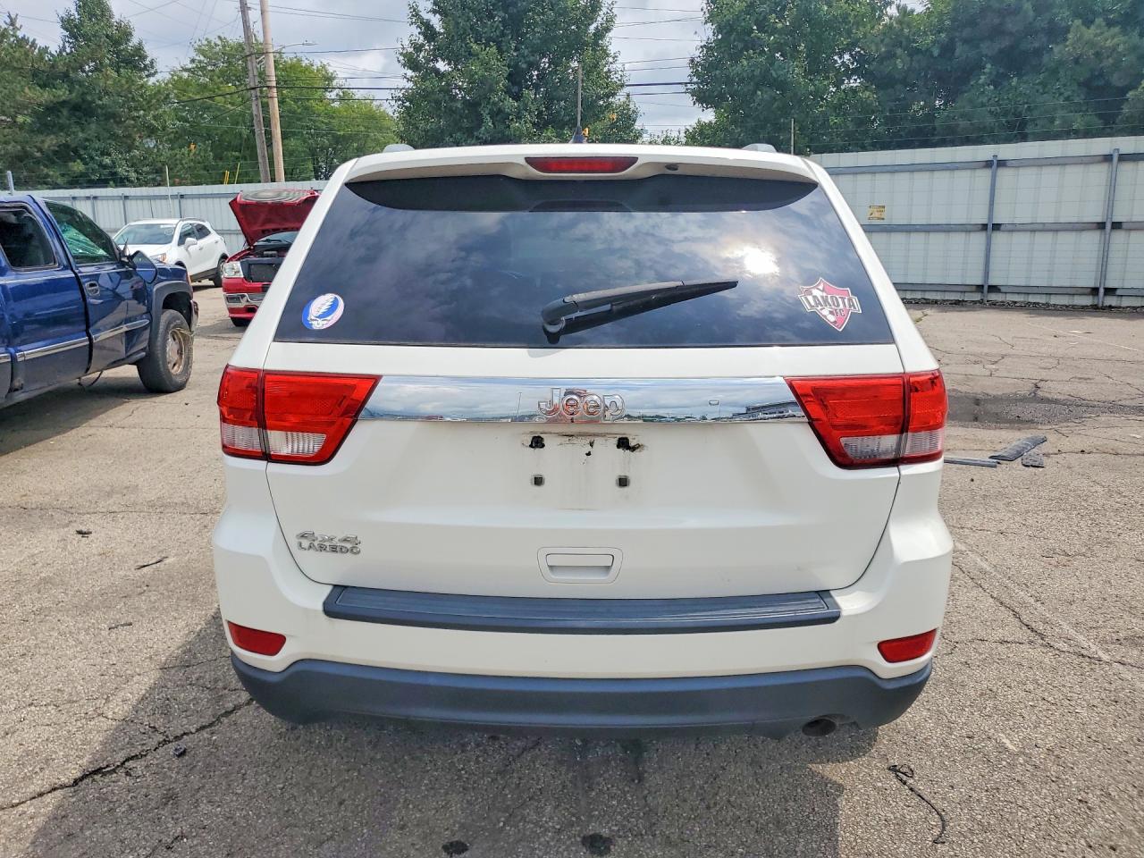 2011 Jeep Grand Cherokee Laredo White vin: 1J4RR4GG9BC655339