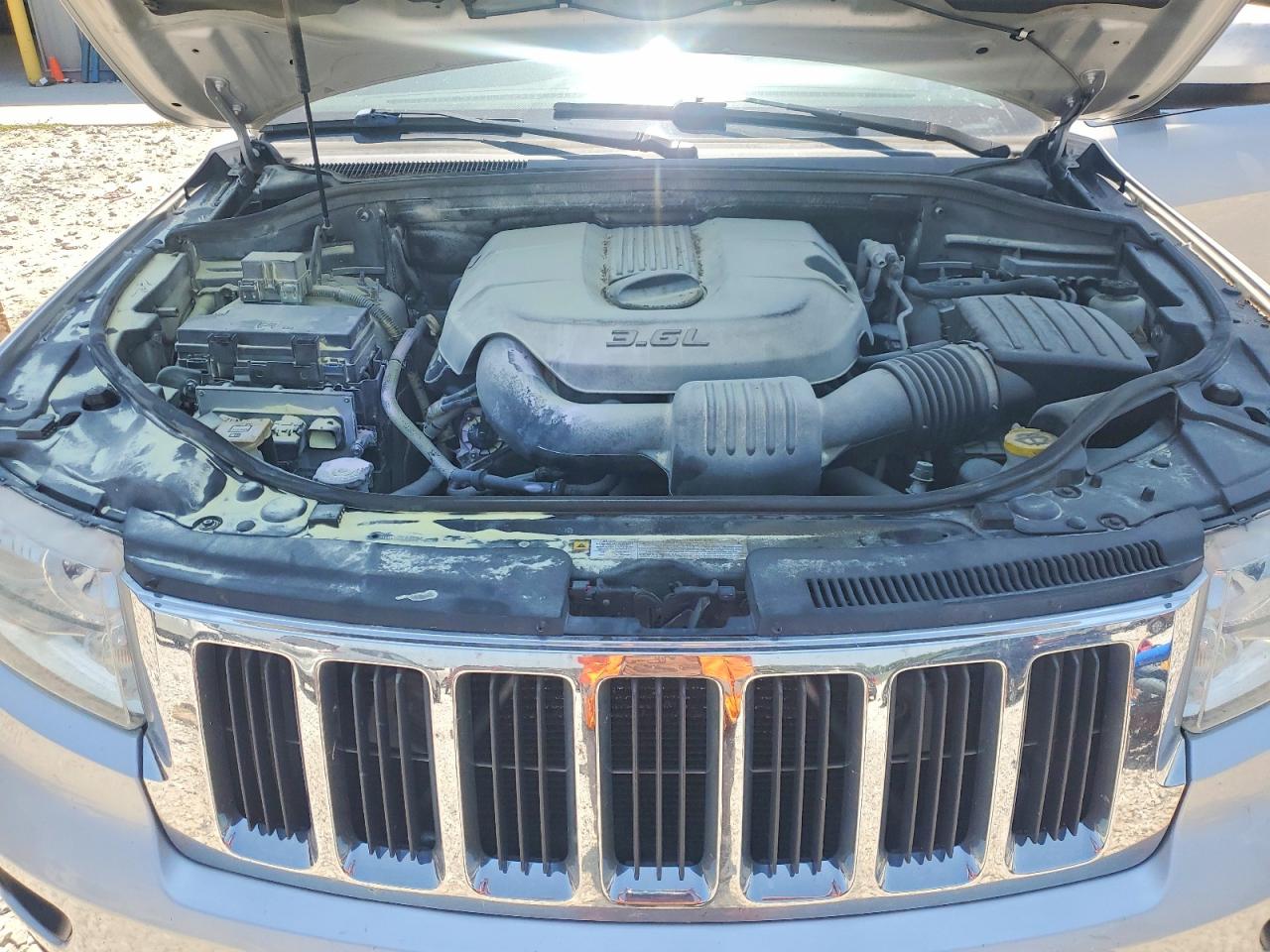 2011 Jeep Grand Cherokee Laredo Silver vin: 1J4RR4GG9BC673792