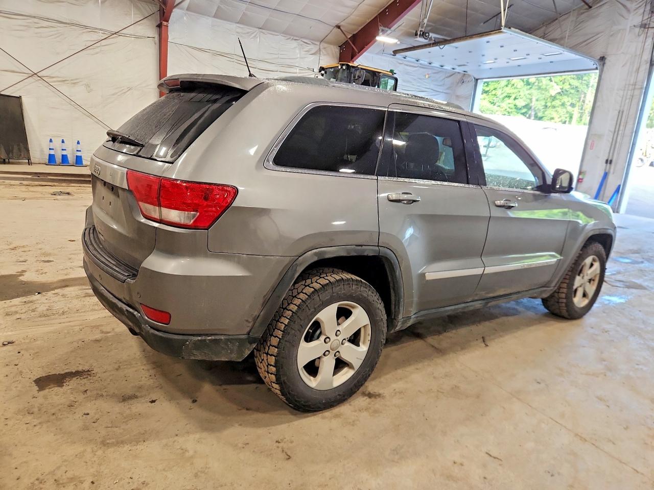 2011 Jeep Grand Cherokee Laredo Gray vin: 1J4RR4GG9BC737071