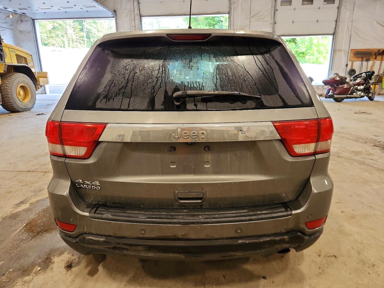 2011 Jeep Grand Cherokee Laredo Gray vin: 1J4RR4GG9BC737071