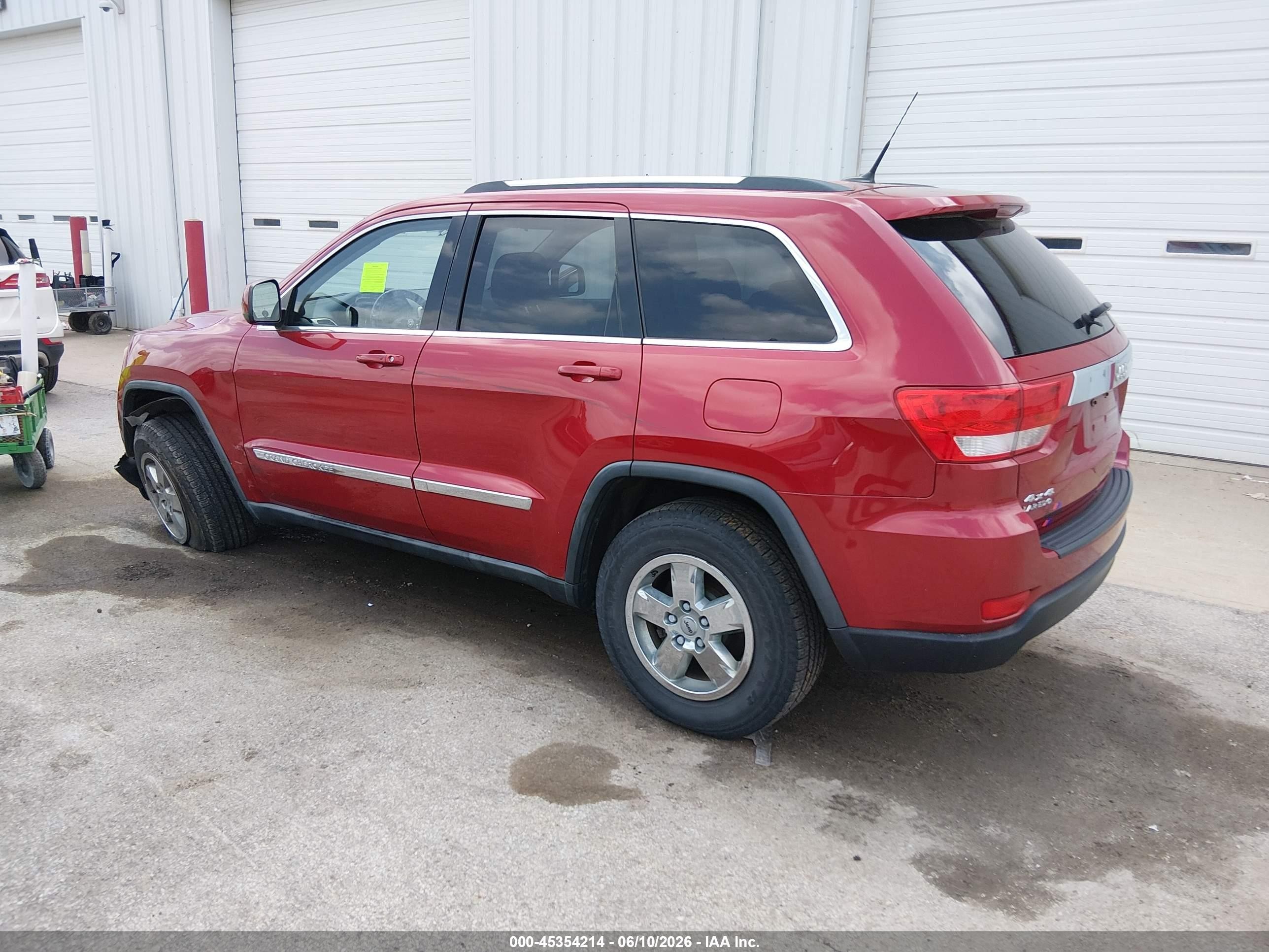 2011 Jeep Grand Cherokee Laredo Red vin: 1J4RR4GGXBC502887