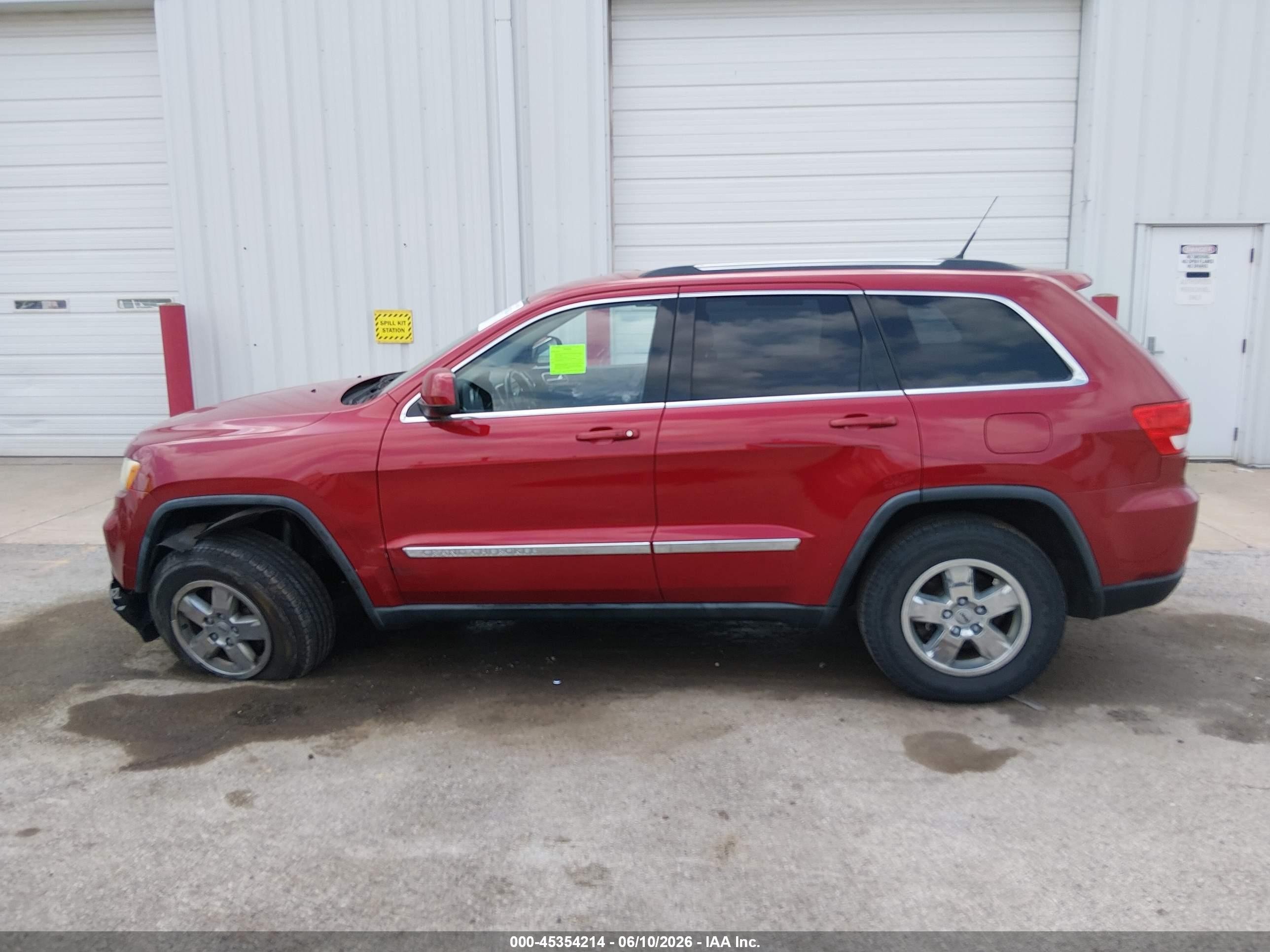 2011 Jeep Grand Cherokee Laredo Red vin: 1J4RR4GGXBC502887