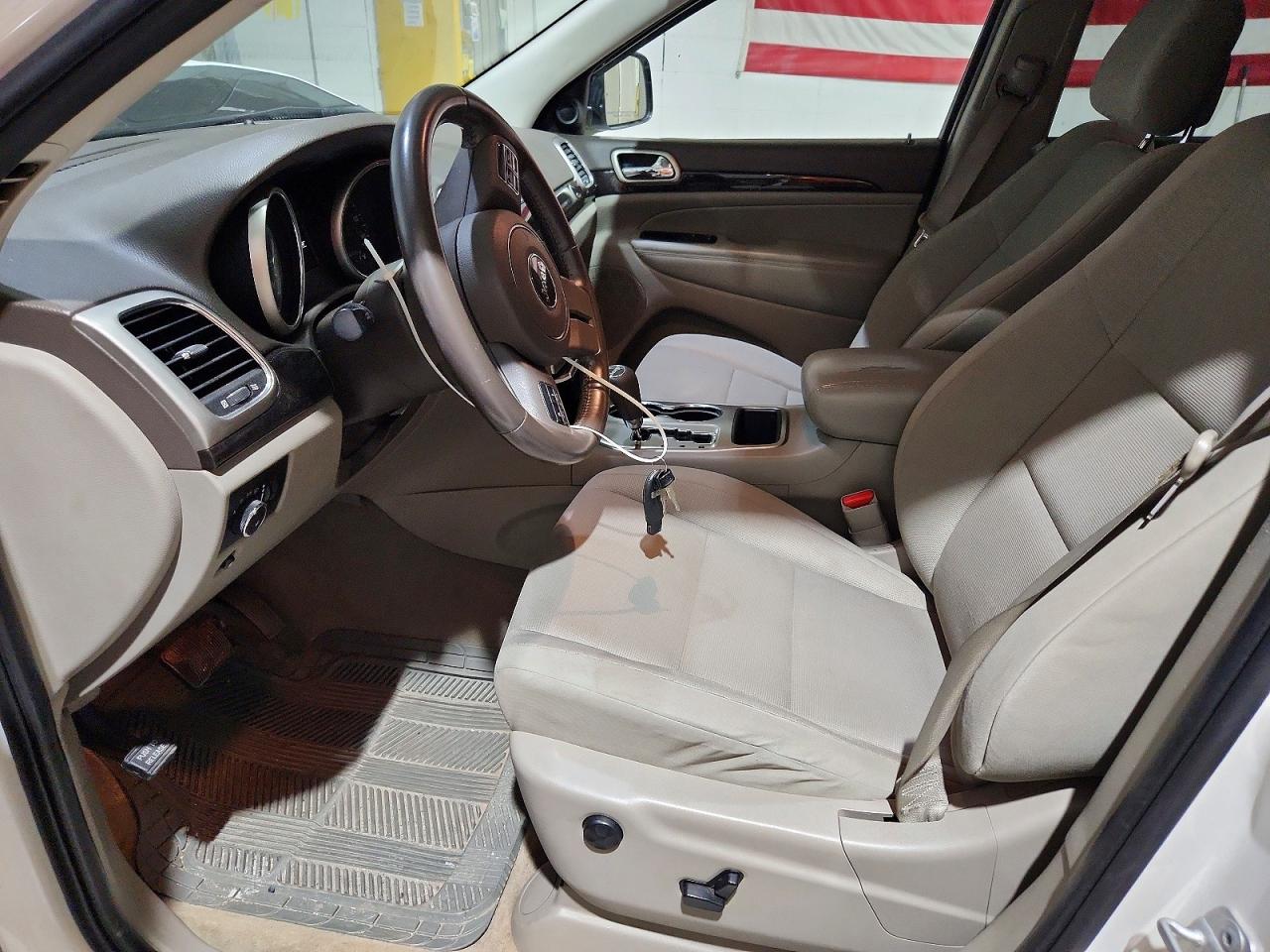 2011 Jeep Grand Cherokee Laredo White vin: 1J4RR4GGXBC534657