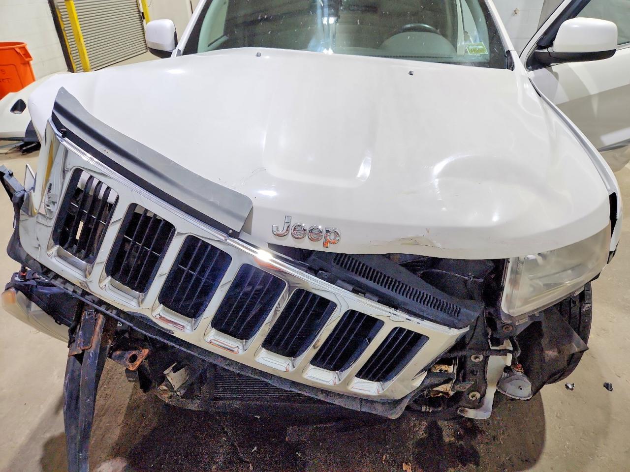 2011 Jeep Grand Cherokee Laredo White vin: 1J4RR4GGXBC534657