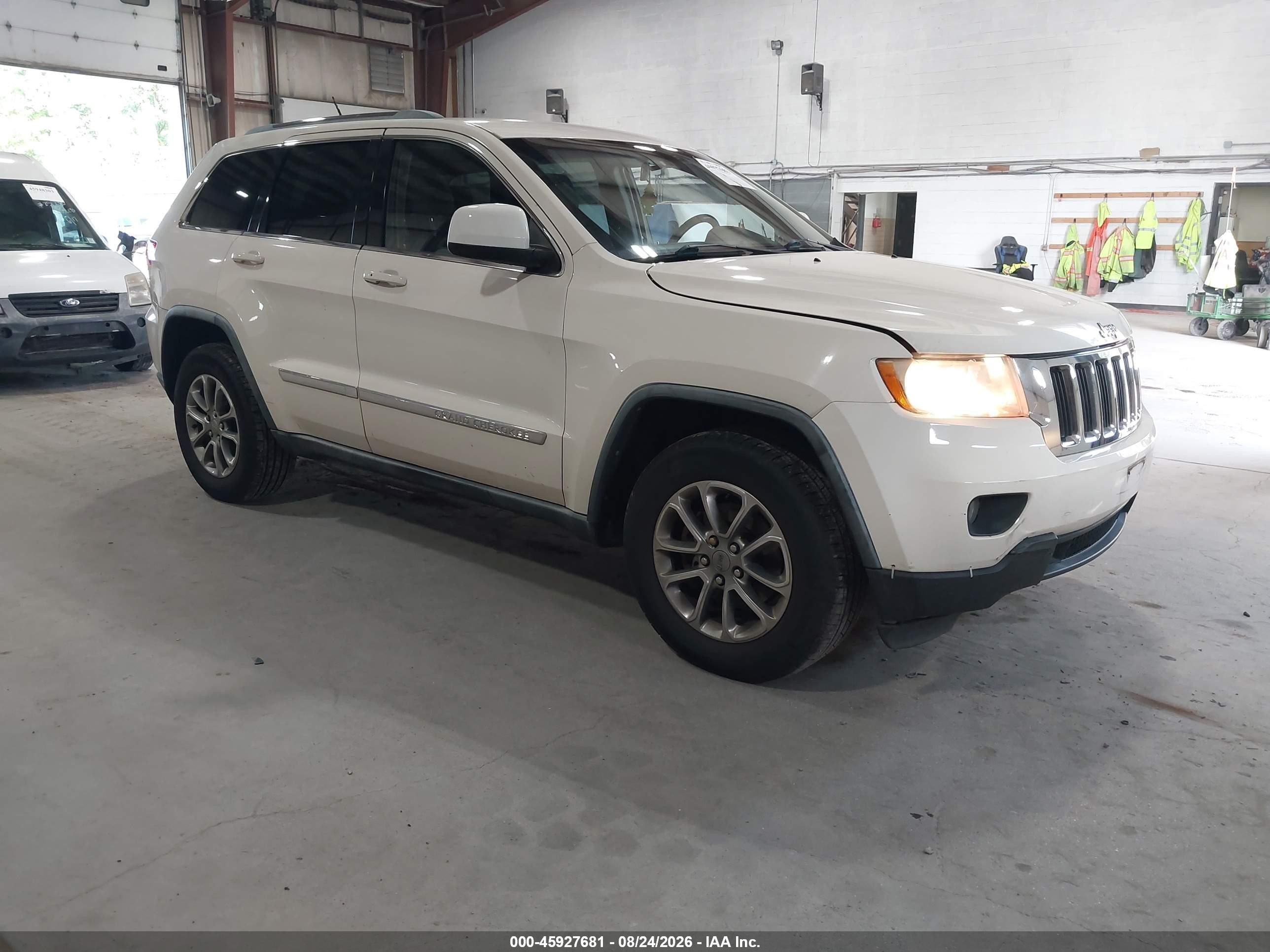 2011 Jeep Grand Cherokee Laredo Белый vin: 1J4RR4GGXBC553564