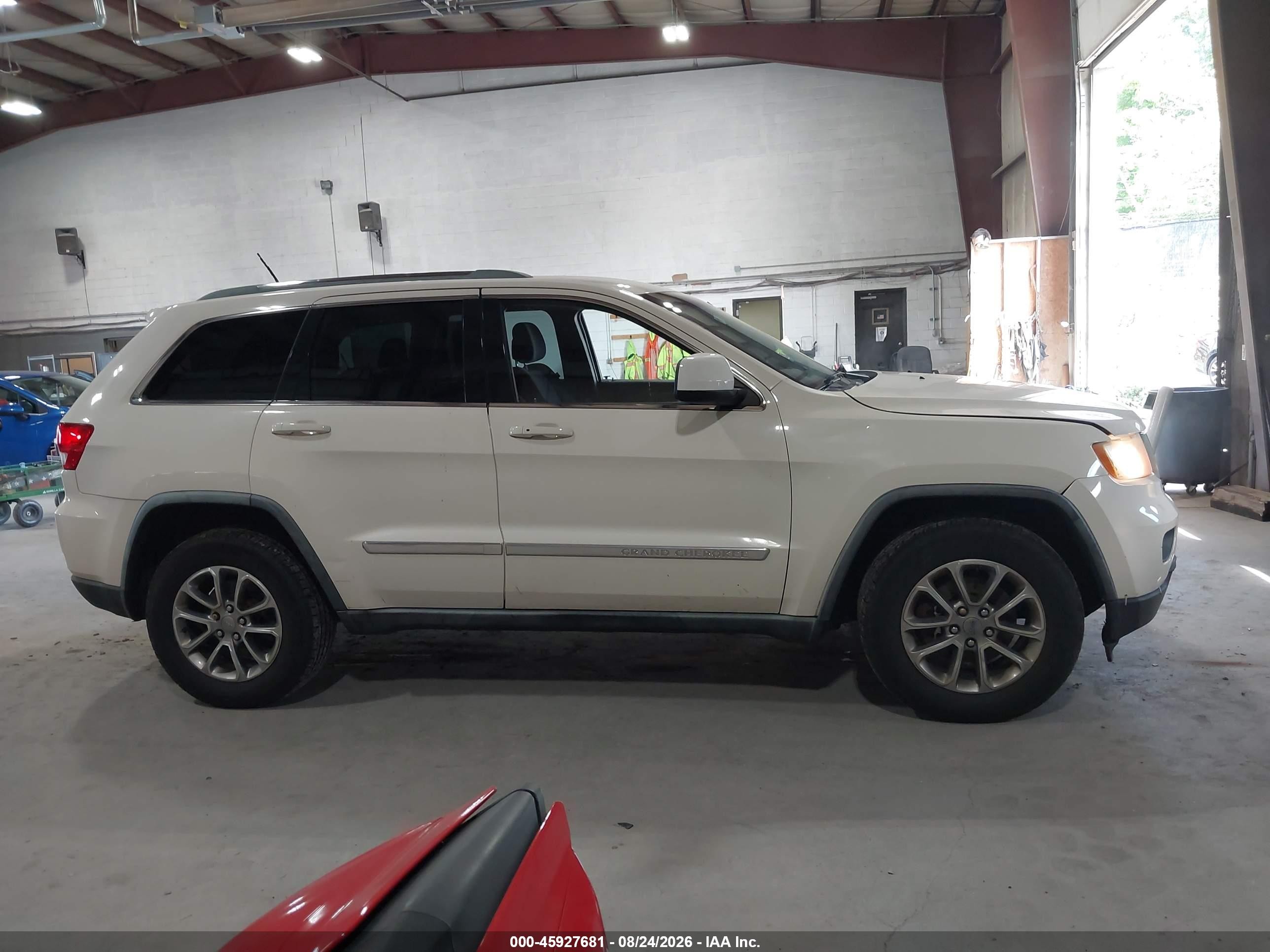 2011 Jeep Grand Cherokee Laredo Белый vin: 1J4RR4GGXBC553564
