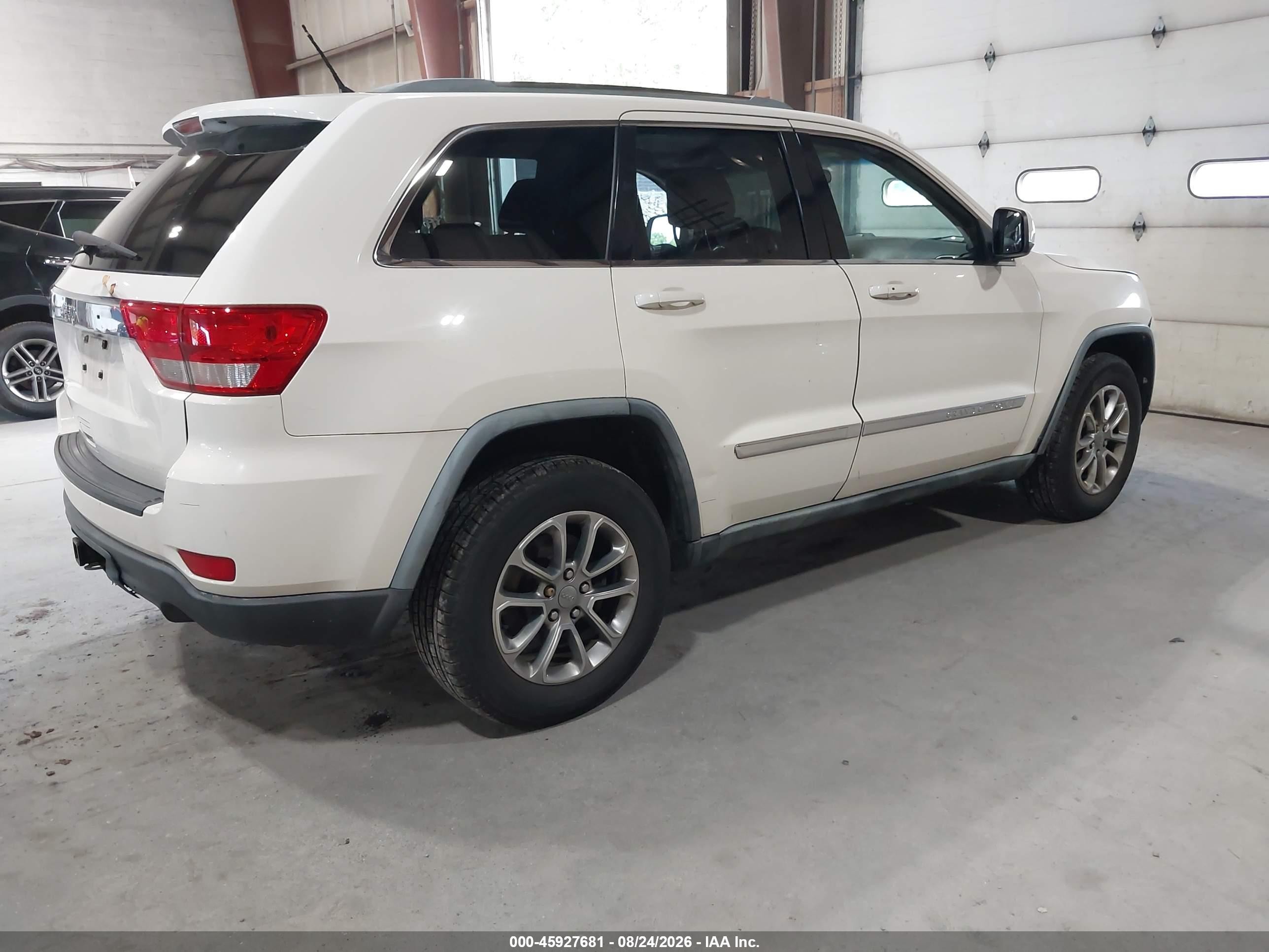 2011 Jeep Grand Cherokee Laredo Белый vin: 1J4RR4GGXBC553564