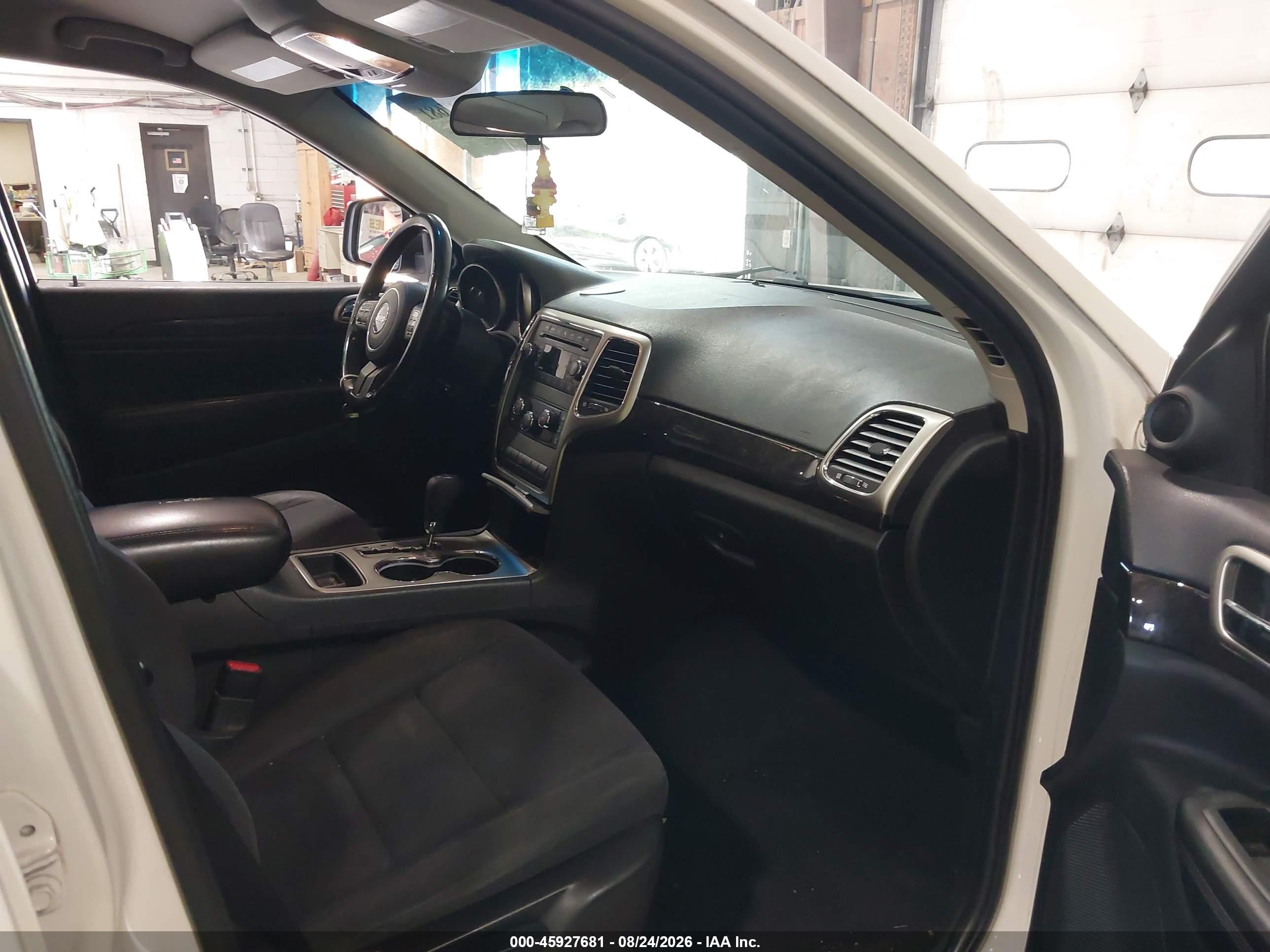 2011 Jeep Grand Cherokee Laredo Белый vin: 1J4RR4GGXBC553564