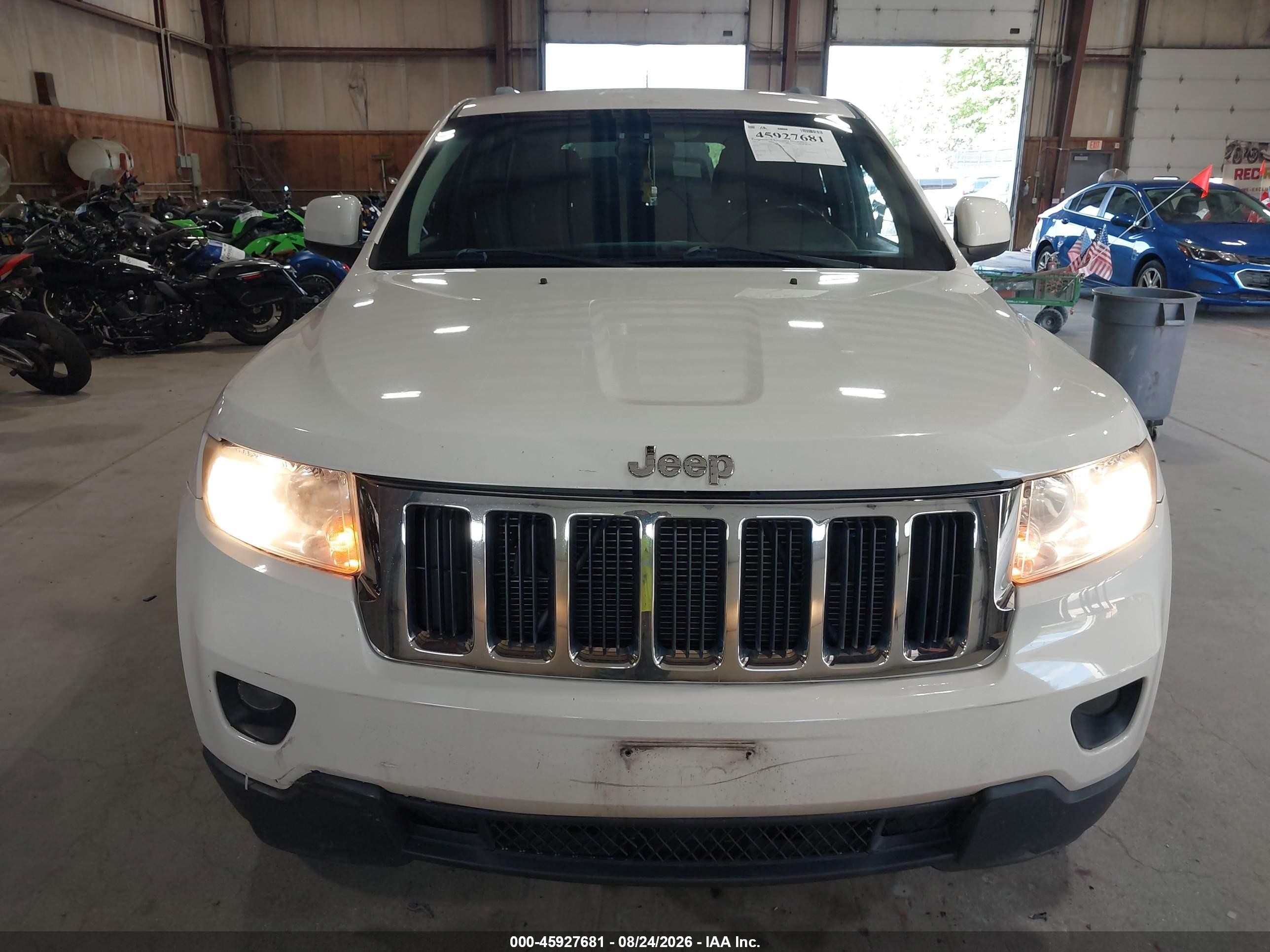 2011 Jeep Grand Cherokee Laredo Белый vin: 1J4RR4GGXBC553564