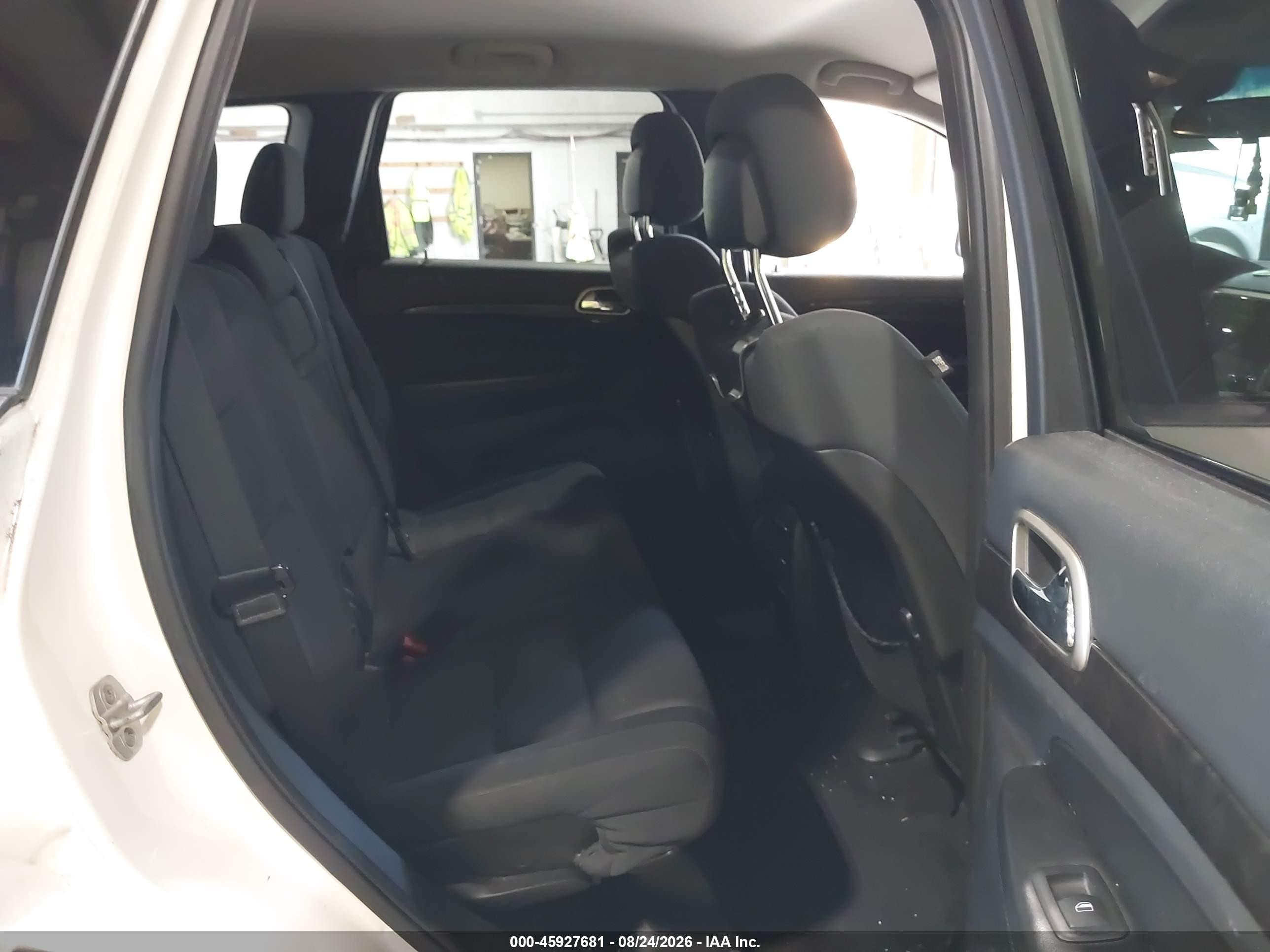 2011 Jeep Grand Cherokee Laredo Белый vin: 1J4RR4GGXBC553564