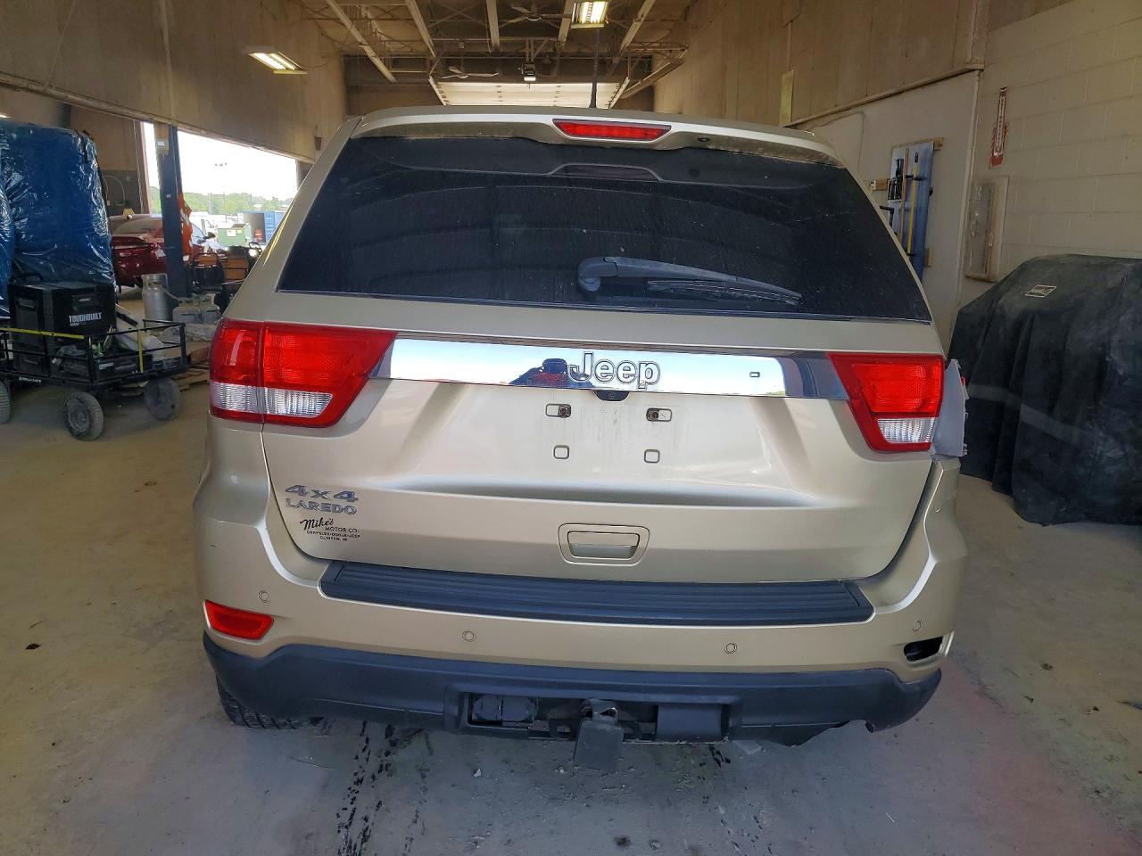 2011 Jeep Grand Cherokee Laredo Gold vin: 1J4RR4GGXBC557761