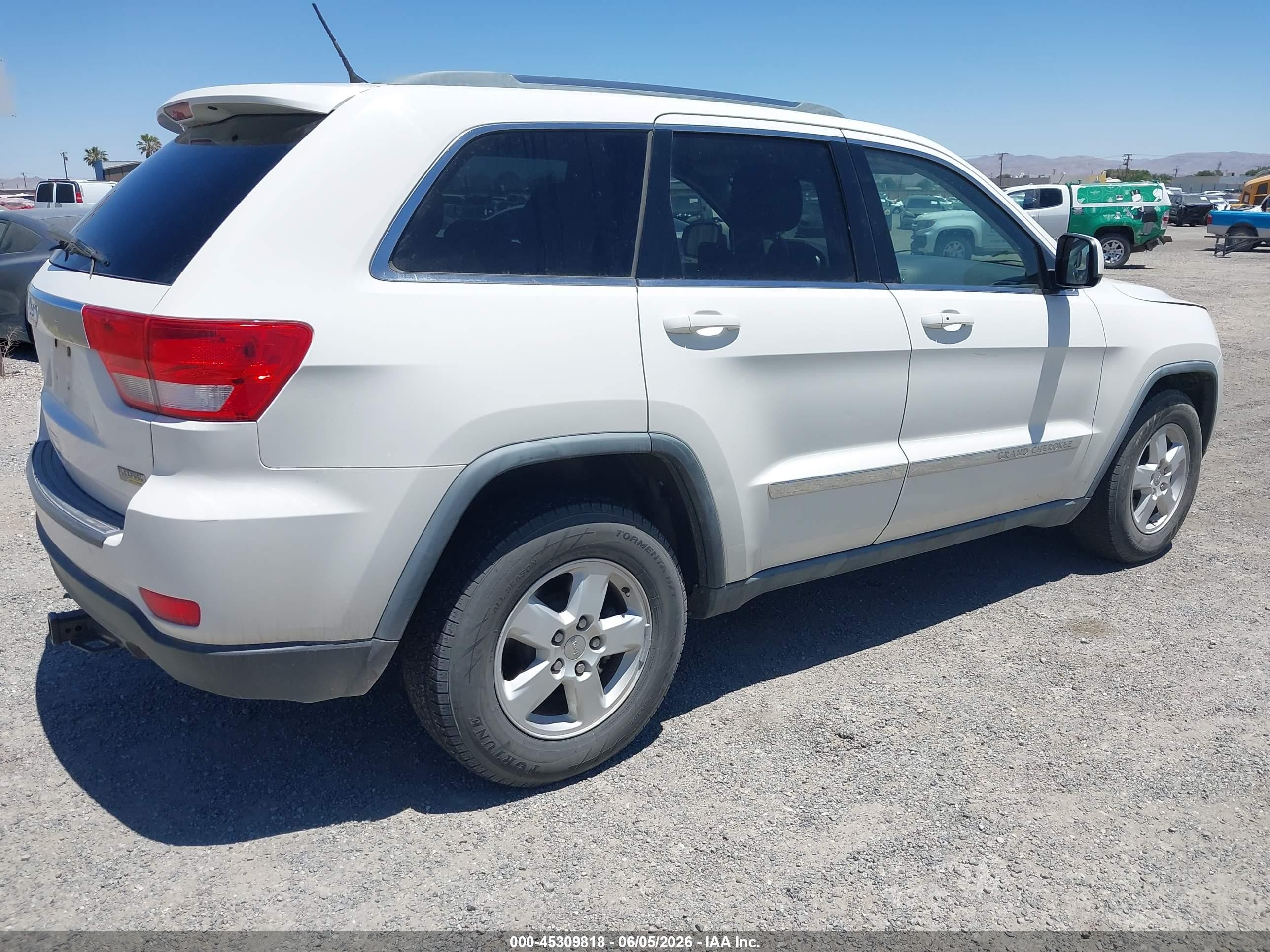 2011 Jeep Grand Cherokee Laredo White vin: 1J4RR4GGXBC561986