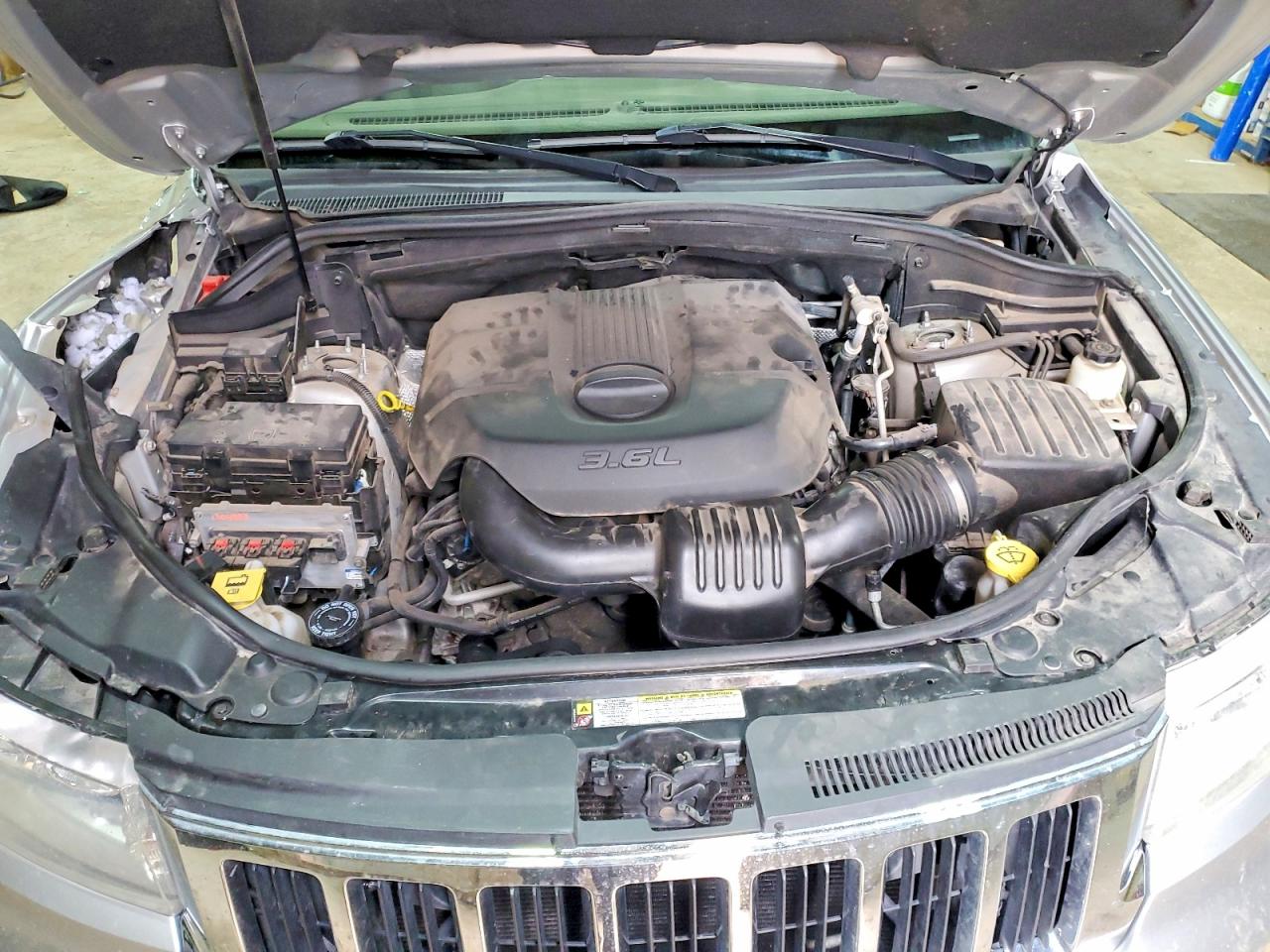 2011 Jeep Grand Cherokee Laredo Silver vin: 1J4RR4GGXBC563124