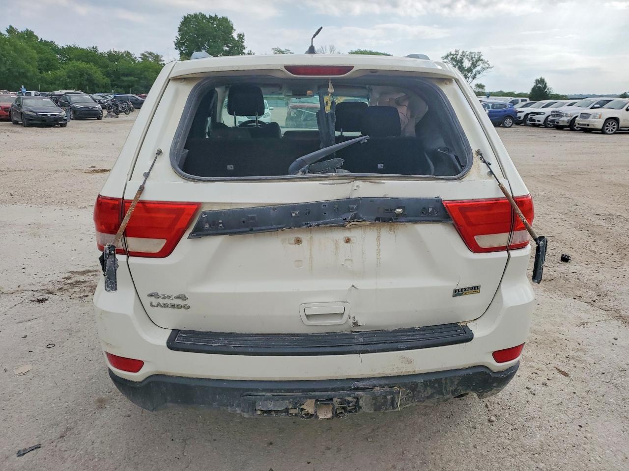 2011 Jeep Grand Cherokee Laredo White vin: 1J4RR4GGXBC566749