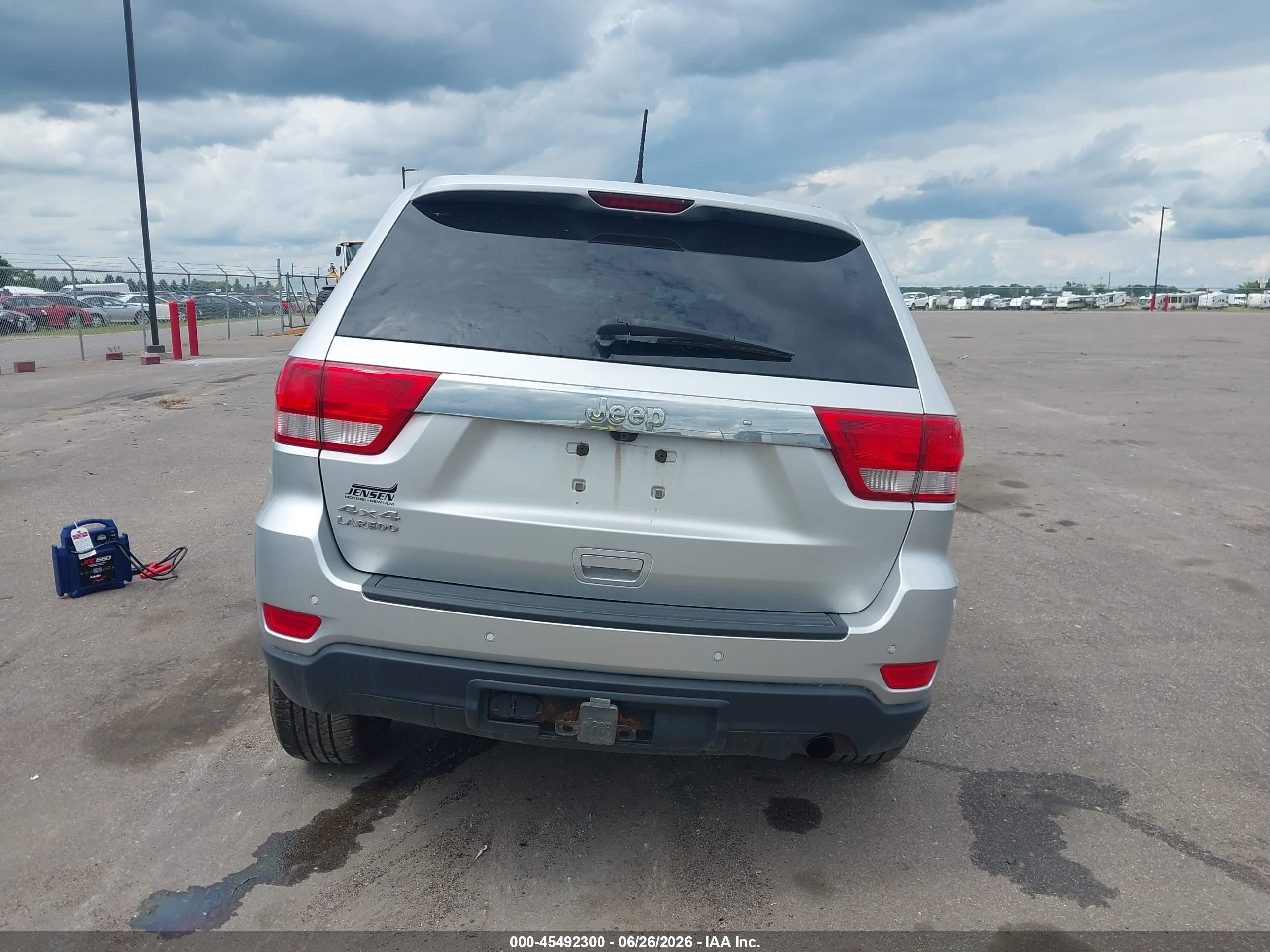 2011 Jeep Grand Cherokee Laredo Silver vin: 1J4RR4GGXBC570252