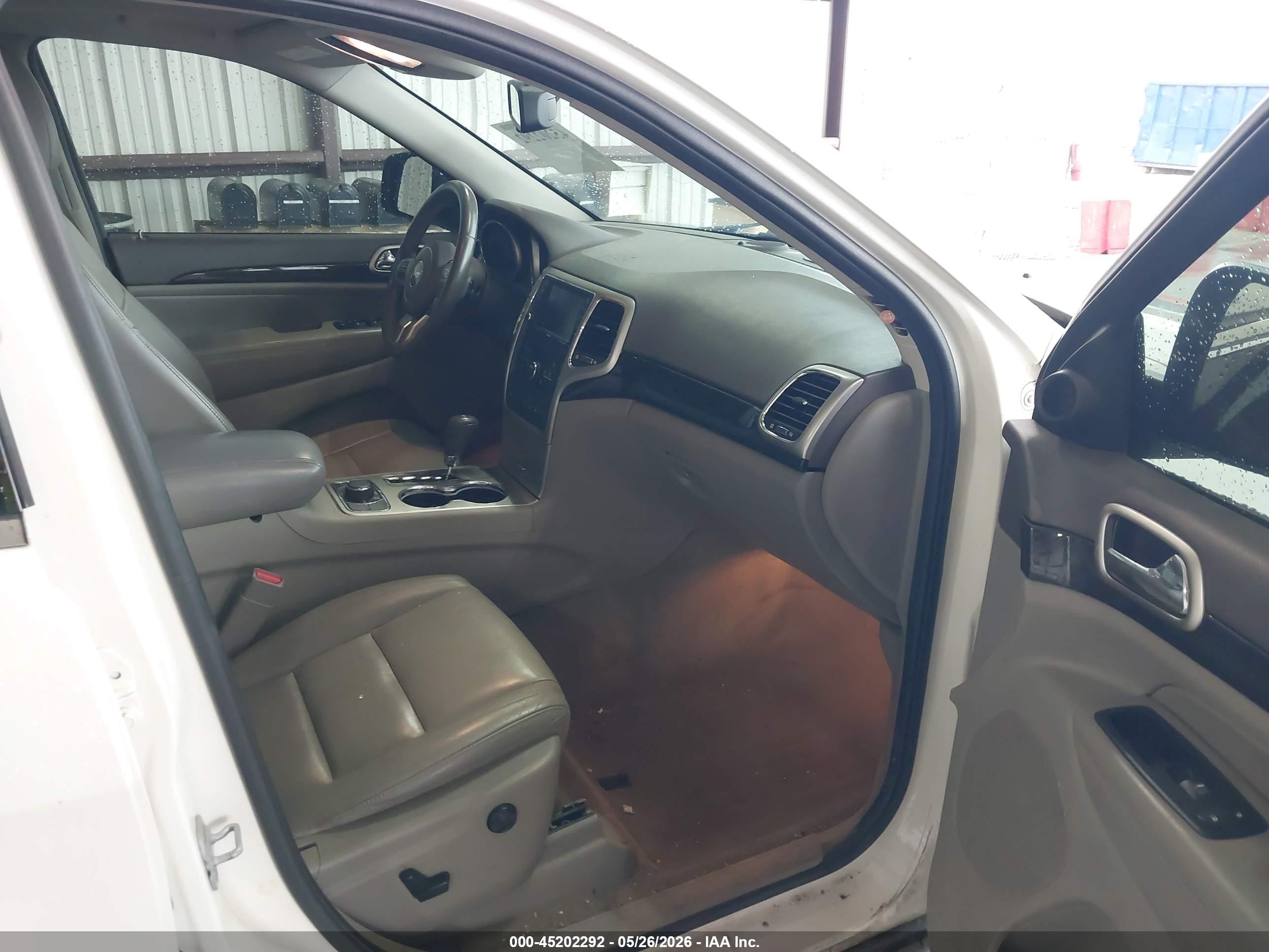 2011 Jeep Grand Cherokee Laredo White vin: 1J4RR4GGXBC670013