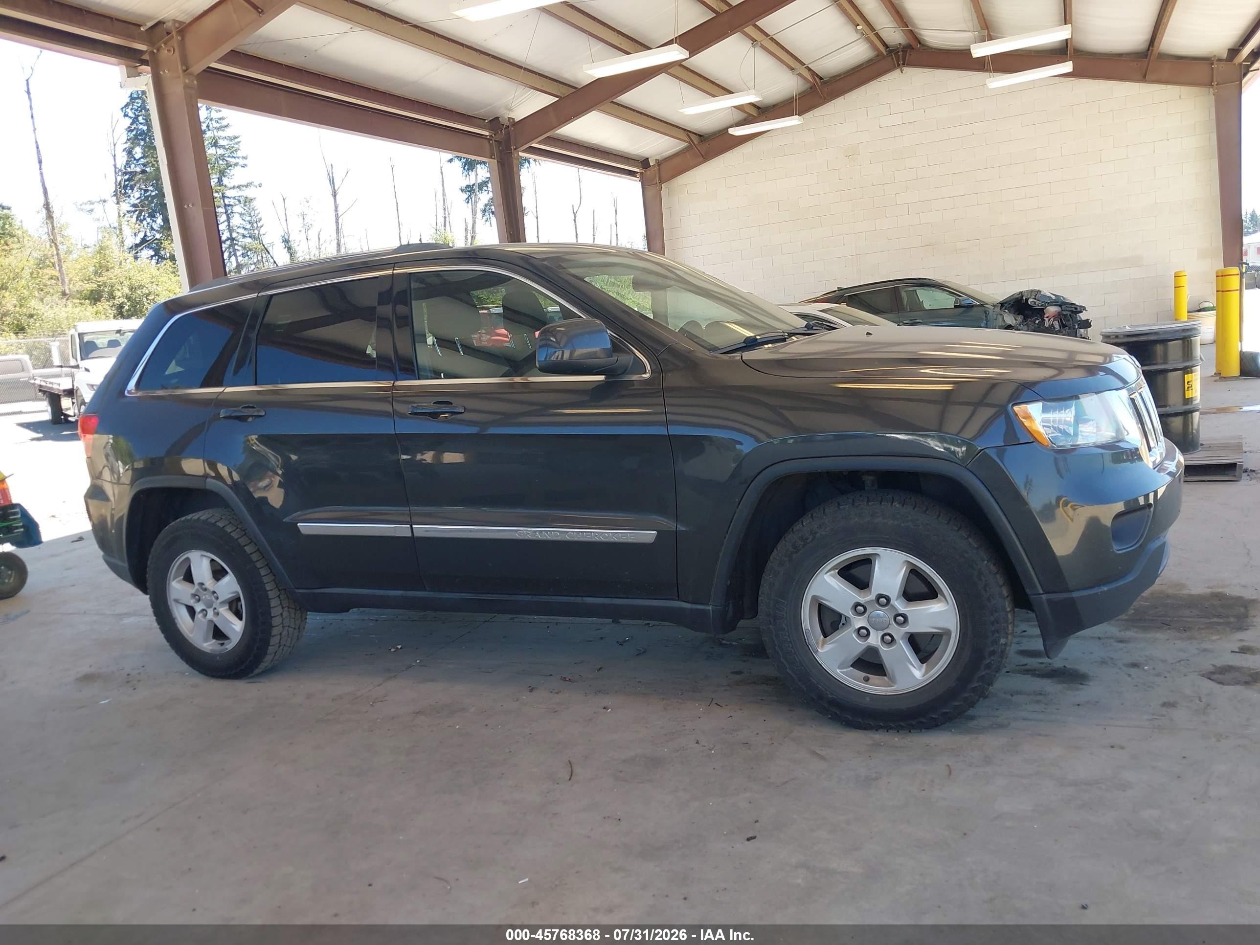 2011 Jeep Grand Cherokee Laredo Gray vin: 1J4RR4GGXBC679486