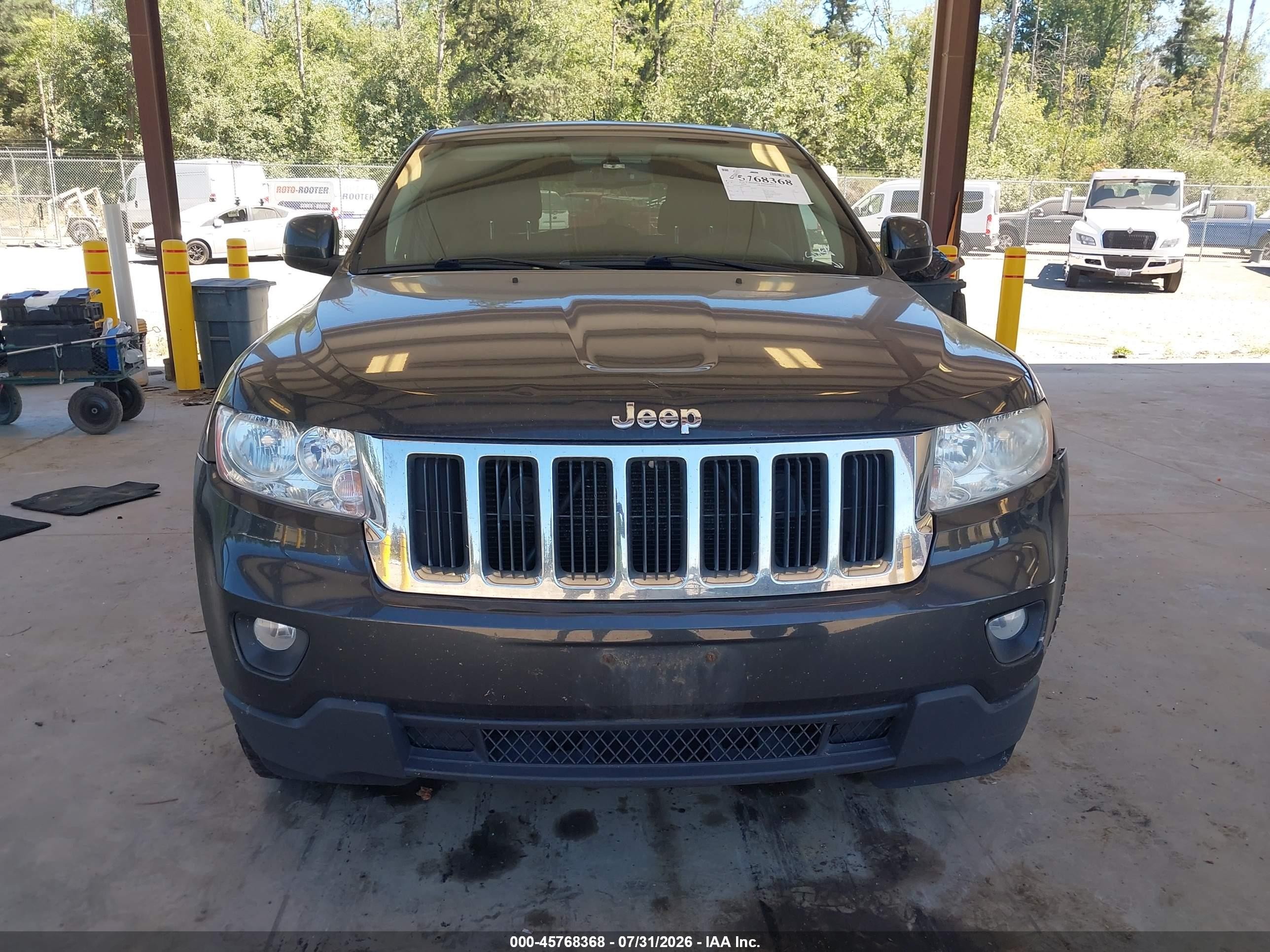2011 Jeep Grand Cherokee Laredo Gray vin: 1J4RR4GGXBC679486